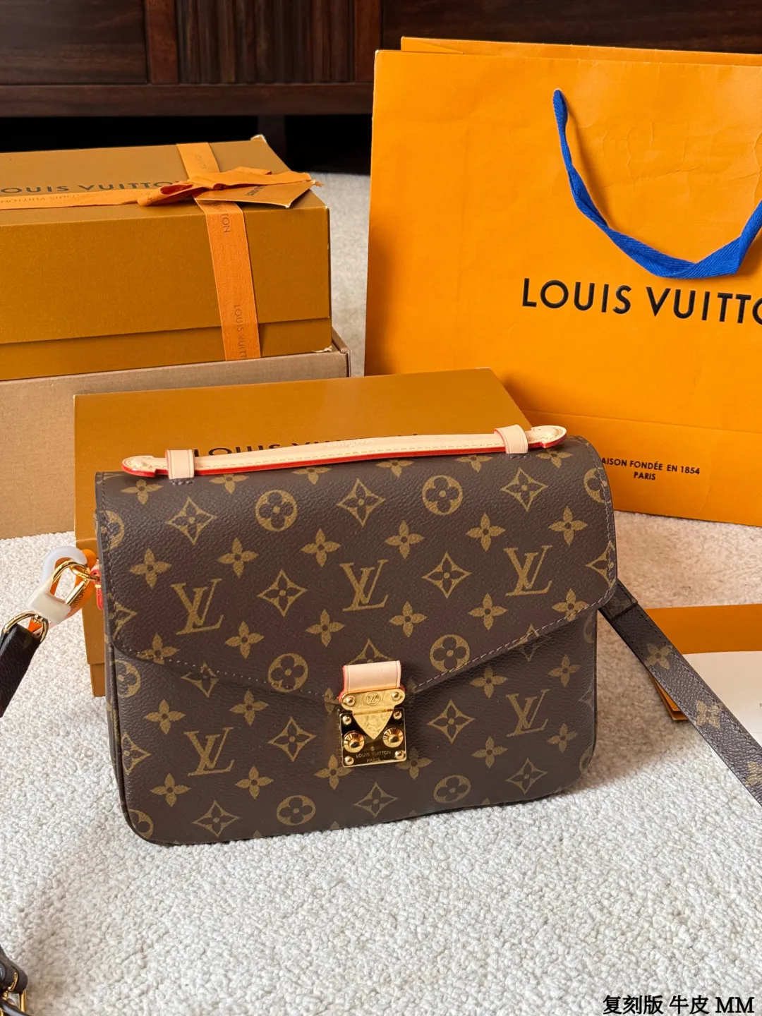 复刻版 牛皮 p260 Lv Pochette Métis 邮差包 复刻版 牛皮 邮差包老花手提单肩斜挎包,优雅低调的外形设计和宽敞的包身更加入了实用性,LV闪亮的纯钢金色五金配件- 可调节肩带,配有树糕皮的肩垫,拉链闭合 超细纤维内衬 尺寸:25*20cm