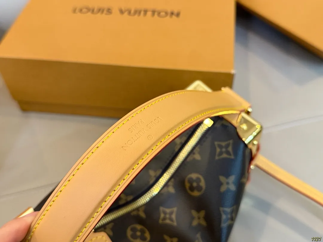 原版复刻&yen;225飞机盒 钢五金163变码芯片 谷爱凌同款 秀款 小箱子 LV Side trunk 谷爱凌 盒子包/ 箱子包 新款！是软软的小箱子 很多精致的小细节在里面 大容量又实用又好凹造型 长短肩带随意切换 无论是富婆还是可可爱爱 都可以凹出超好看的造型尺寸 23 16