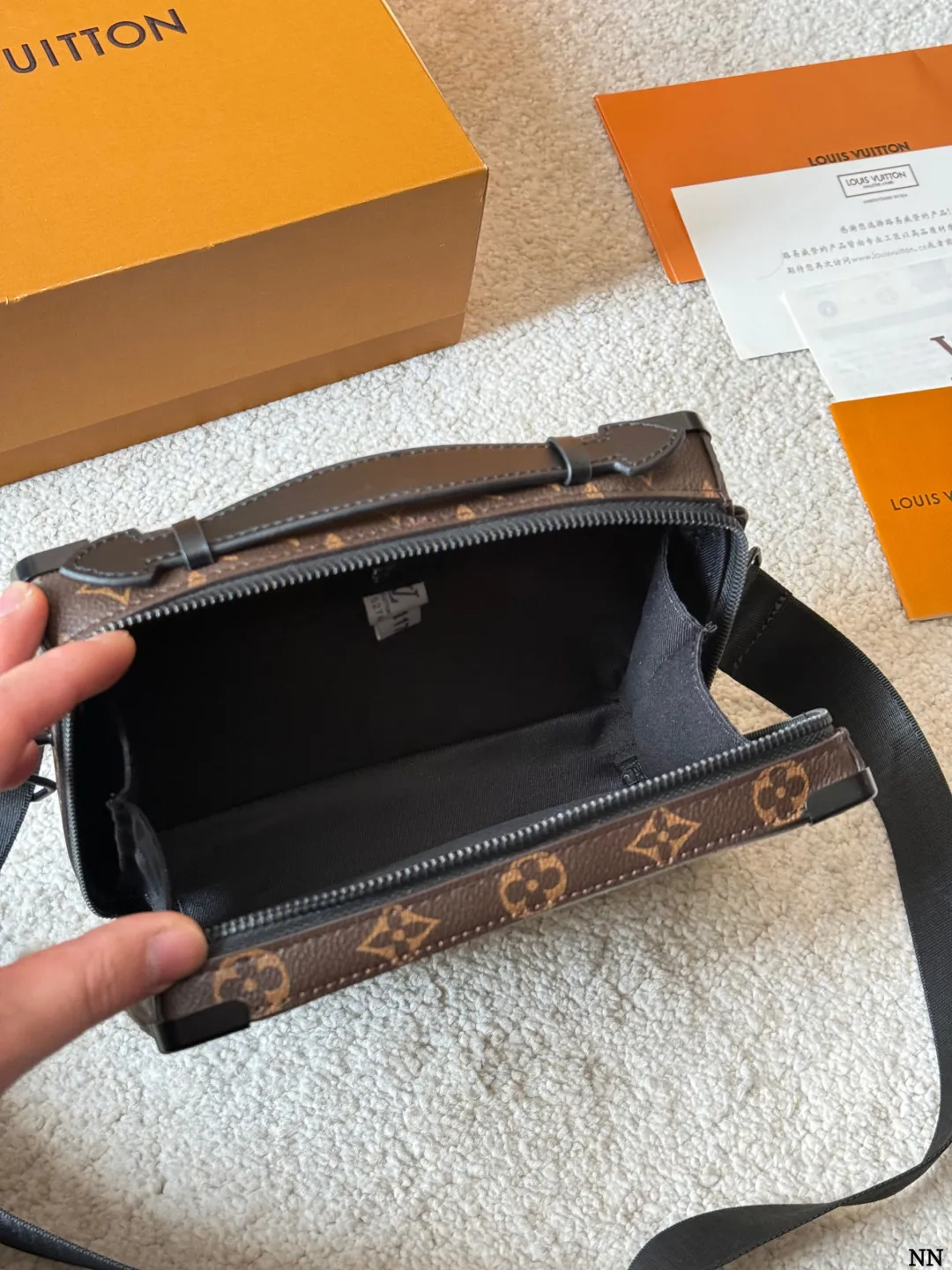 p170 LV Handle Soft Trunk手袋 2LV Handle Soft Trunk手袋,经典MonogramMacassar涂层帆布+黑色牛皮饰边,金属铆钉点缀,复古行李箱风格超有辨识度 。21.5x15x7cm21.5x15x7cm,内部风琴隔层+前贴袋,收纳超方便!肩带可拆卸、可调节,手提、单肩、斜挎都OK,男女都能轻松驾驭,通勤休闲都很 百搭~