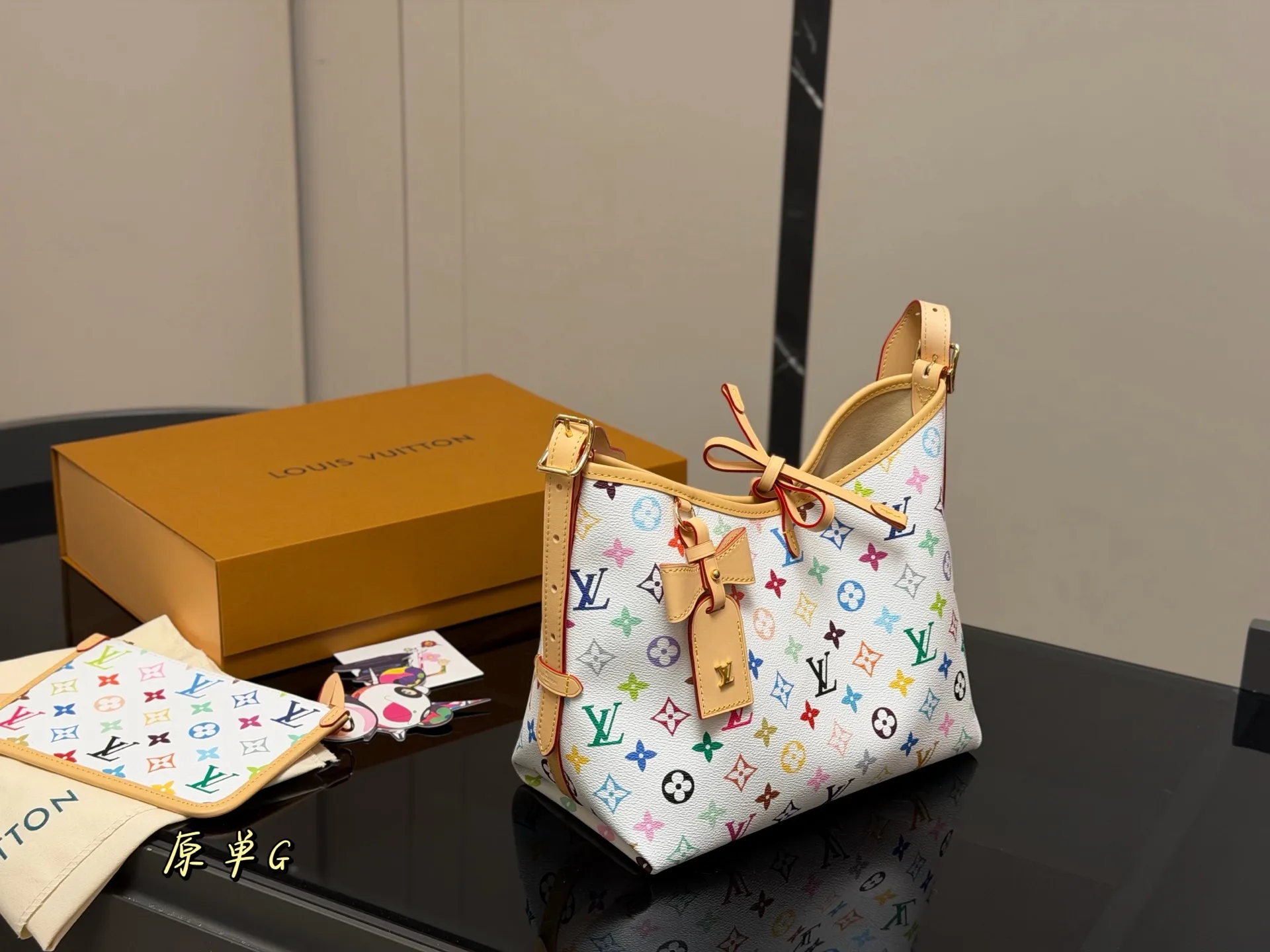 ¥250 配折叠盒飞机盒 size: 29*25cm(中) Lv 最强者CarryAll, 可爱休闲都ok哈 carryall是真的强! 内附一只收纳零钱包, 性价比无比在线了… 搜索🔍carryall 蝴蝶结