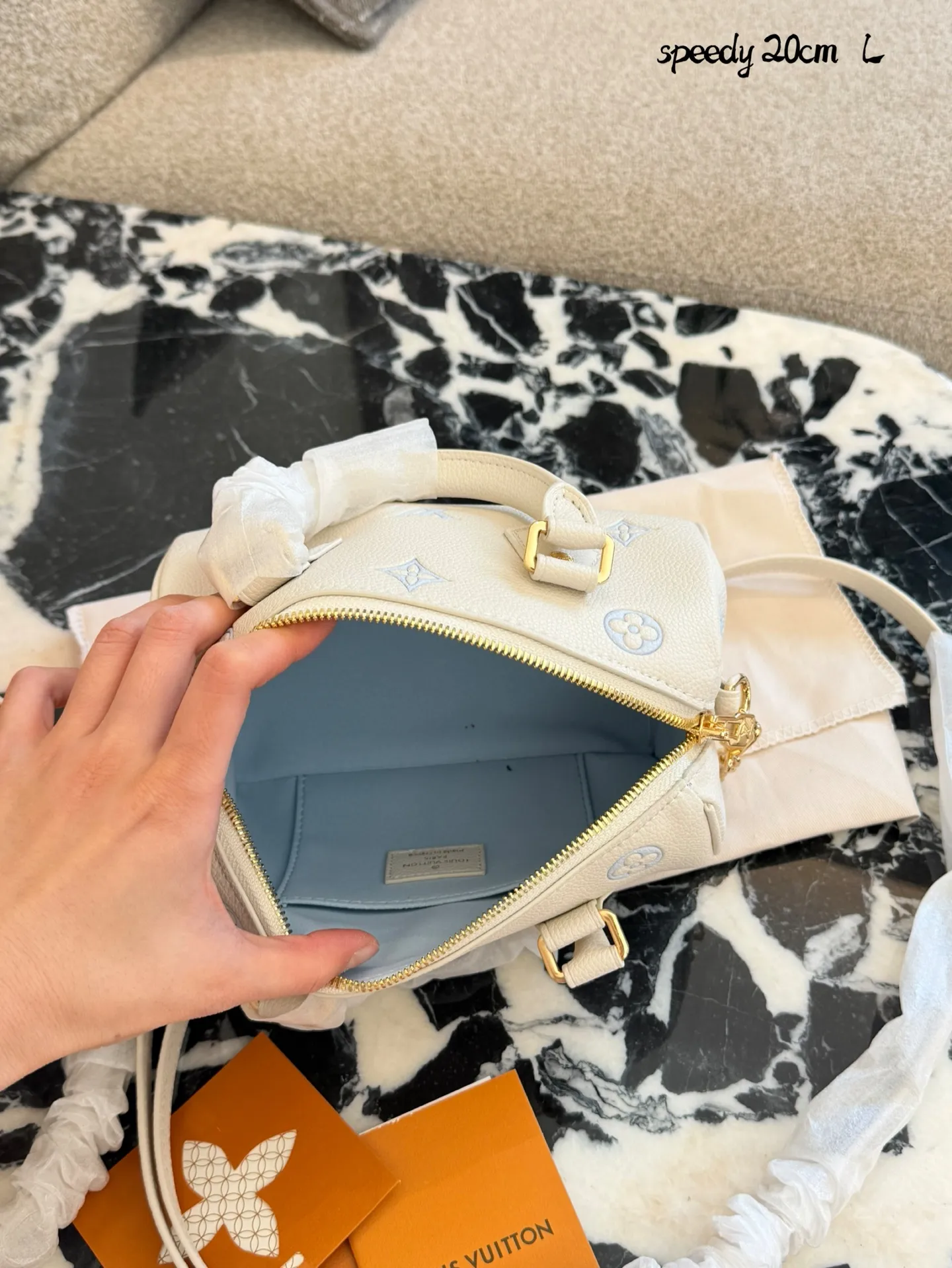 LV Speedy 20手袋p180 LV Speedy 20手袋，白色粒面牛皮+浅绿Monogram刺绣，清新优雅超有辨识度!金属锁扣+链条肩带，手提斜挎都OK，日常通勤、休闲出街都能轻松驾驭汁。内部空间合理，手机钱包都能装，实用又时髦，是LV经典系列的热门款，时尚感满分!