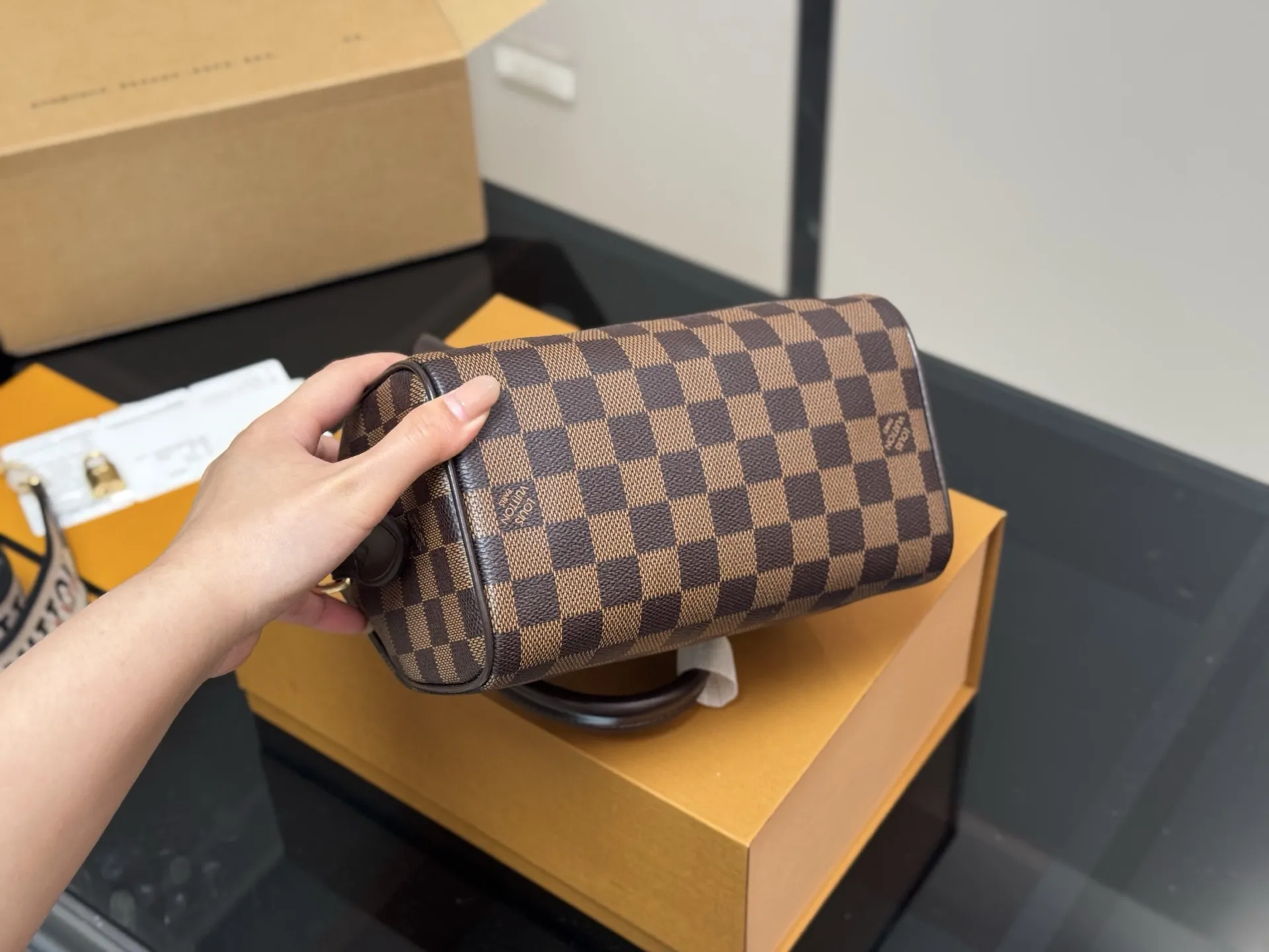 &yen;195 配折叠盒飞机盒 size：21.15cm LV SPEEDY20 新款枕头包 搜索🔍 Lv 枕头包
