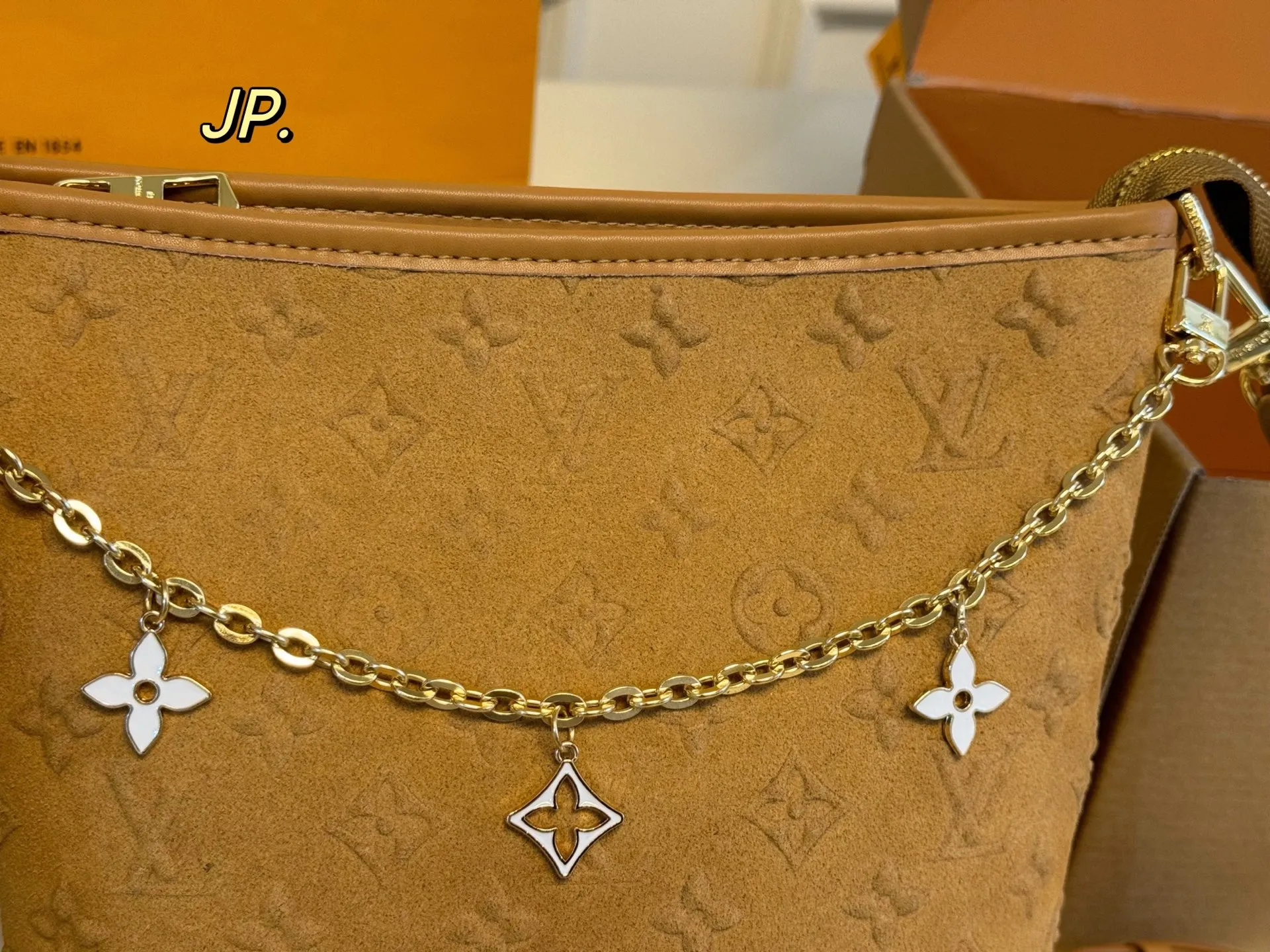 P165(折叠盒飞机盒) size:17×20 LV路易威登麂皮绒中古链条水桶包💕 超级耐看的经典配色! 采用桶状设计,容量十足 配有长肩带,多种背法 日常出街、通勤,低调又百搭‼️