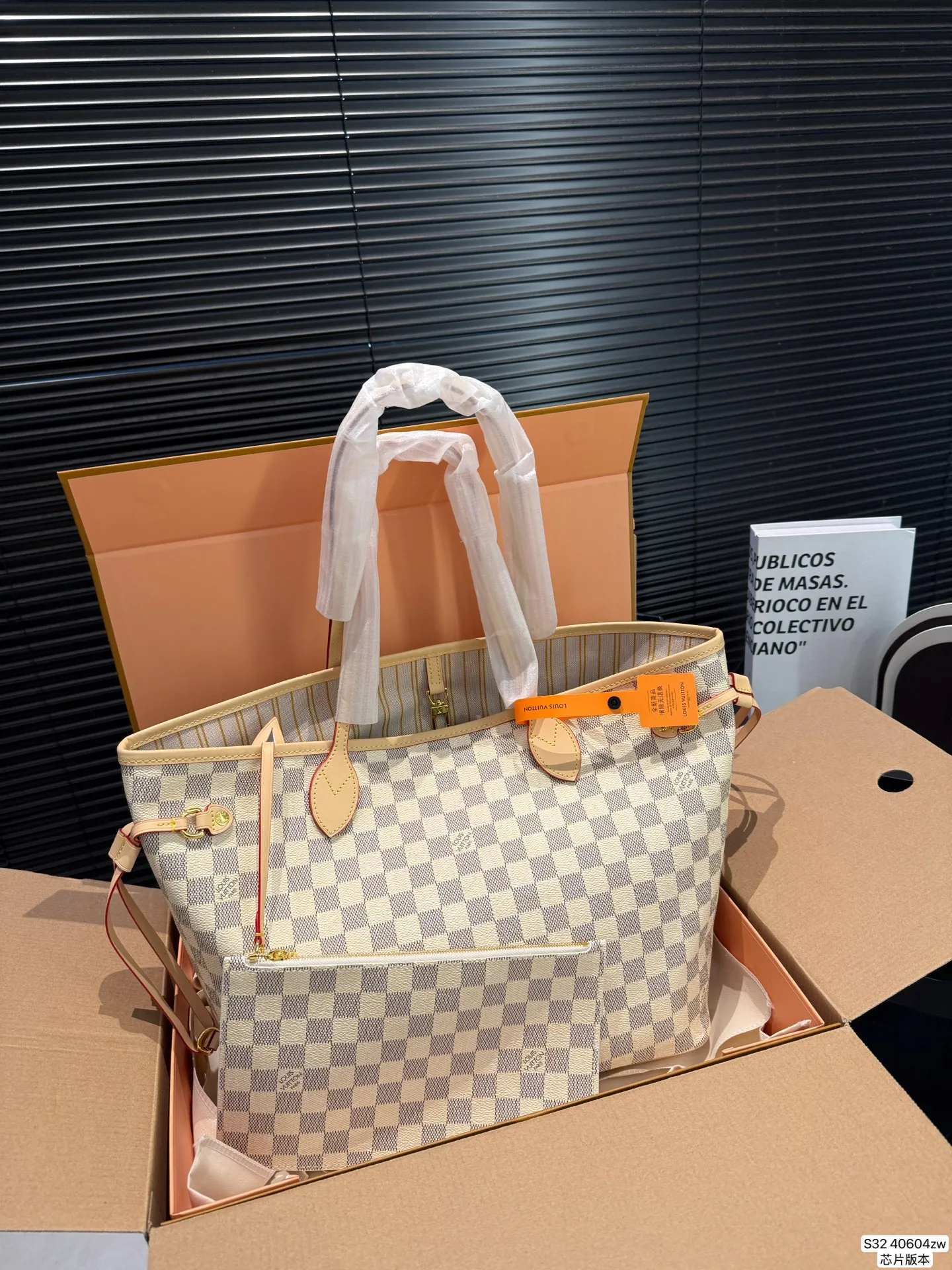 P210 配折叠盒飞机芯片版本 LV 经典购物袋 Neverfull 全新演绎经典手袋，探索袋内精致细节。重新设计的内袋采用了清新的织物内衬和灵感源自档案馆的复古细节，最值得称道的莫过于可脱卸式拉链手包，它既可单独作为一只精致手拿包使用，亦可作为额外的口袋。明快的内衬色调为 Monogram 经典帆布增加了更多活泼生动之感。尺寸31 29 货号40604