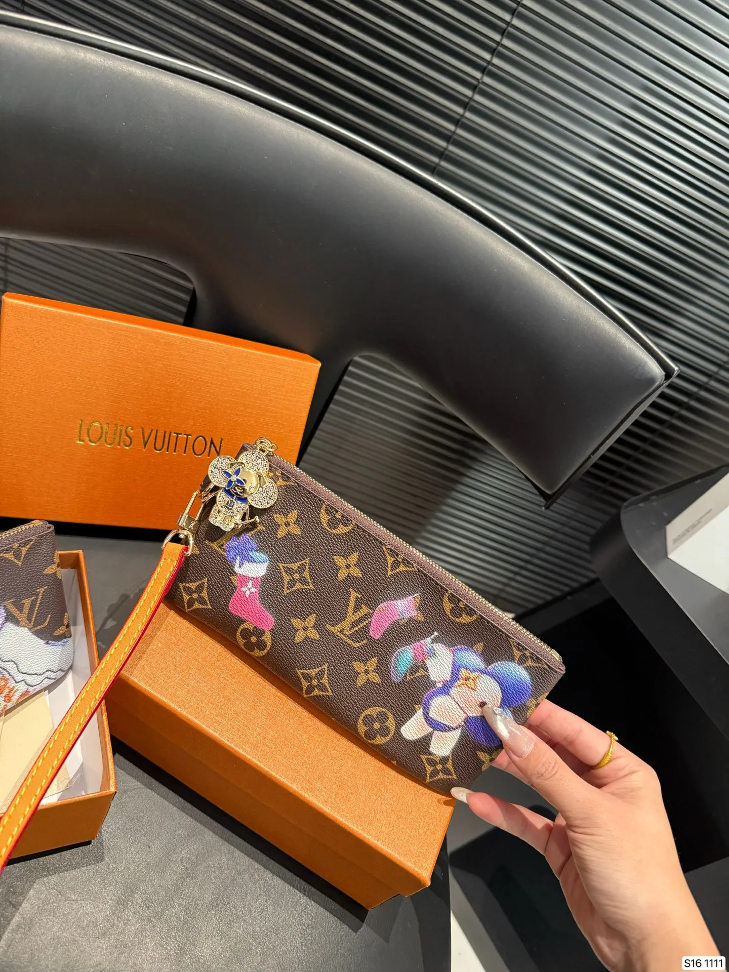 P130 配盒子 LV 专柜最新款火爆登场！做工精致， 媲美专柜！多功能小钱包超级实用 尺寸20 10 货号1111