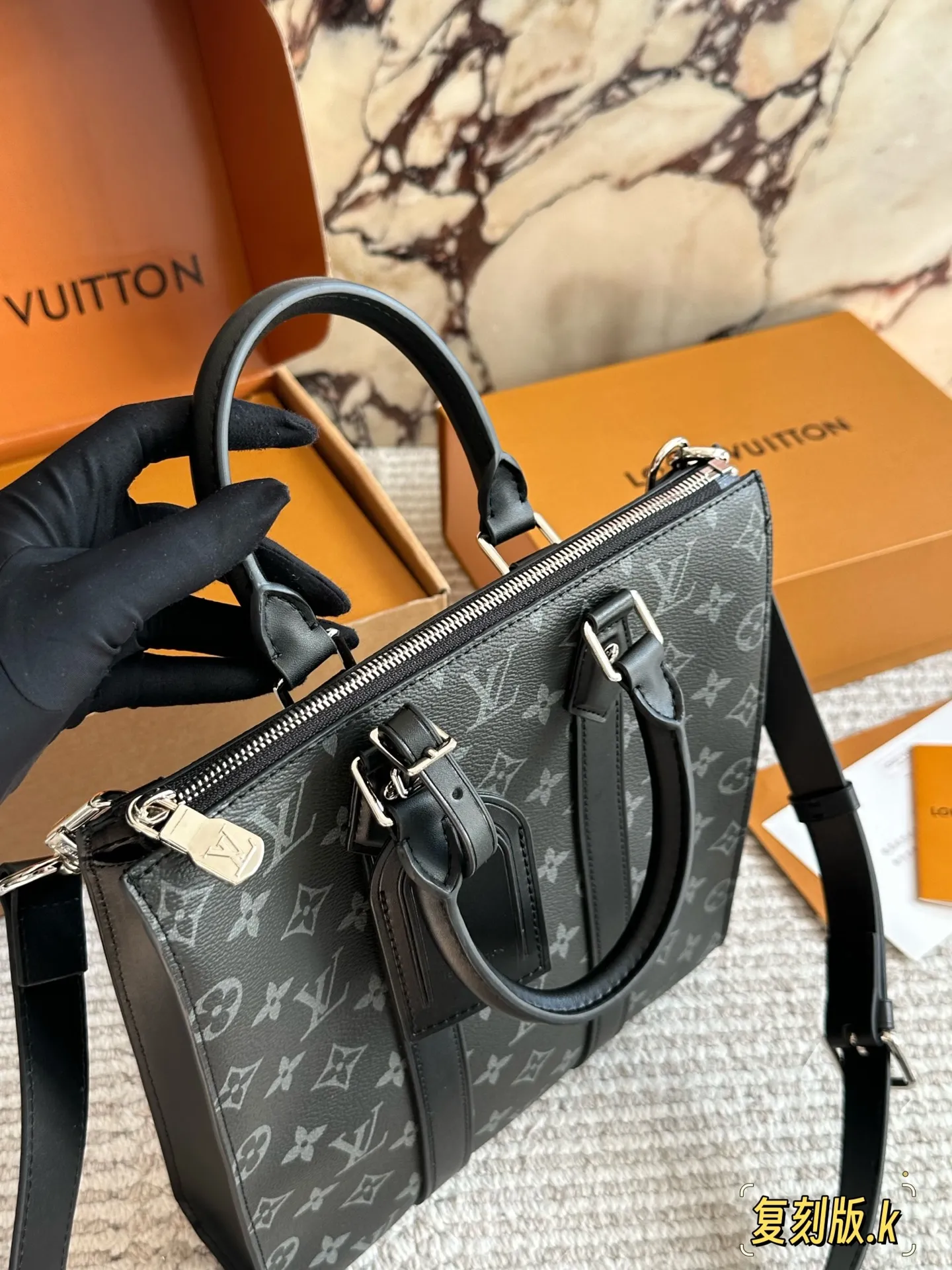 p220 配盒 lv 琴谱包 男包购物袋 万年不过时 专用LV面料原单五金 原版开模定制 男女同款 手感超软 超舒服 ⚠ 全部五金都带logo 配折叠礼盒尺寸 26 28cm