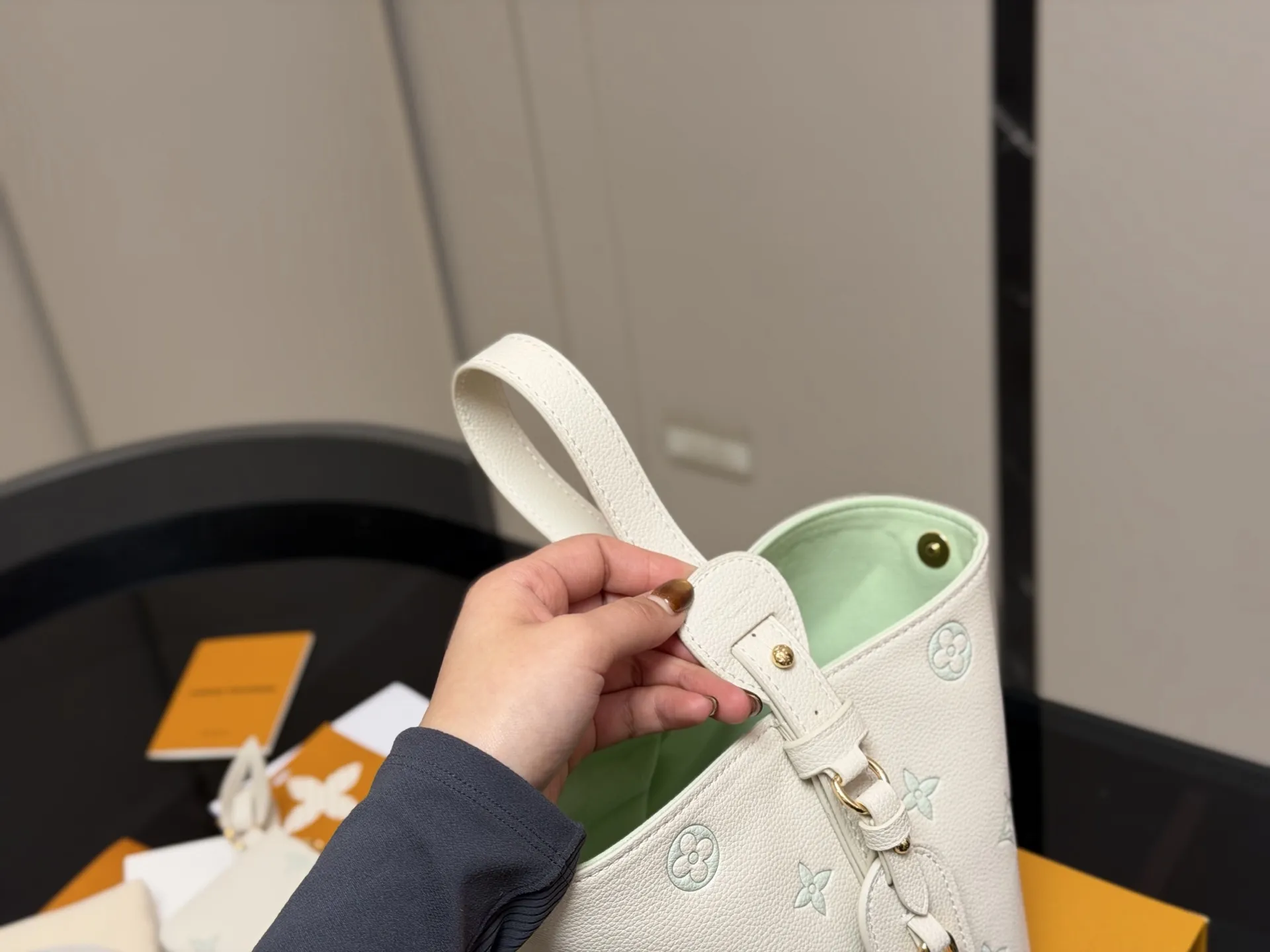 ¥180 配折叠盒 LV中古包又一位当红炸子鸡来咯!! 一只看似中古中矩却又有点标新立异的包。 水桶包 尺寸:18.17cm