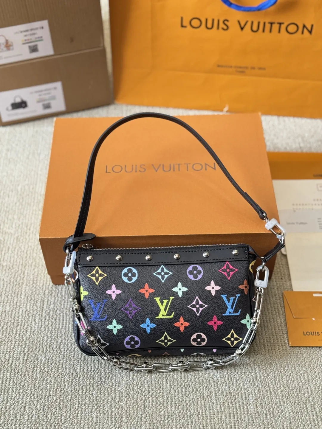 牛皮版本 全钢 p200 LV村上隆联名款麻将包 2025早春走秀款 枕头包 LV/路易威登 新款经典枕头包单肩斜挎女包 尺寸20 13cm 折叠盒包装