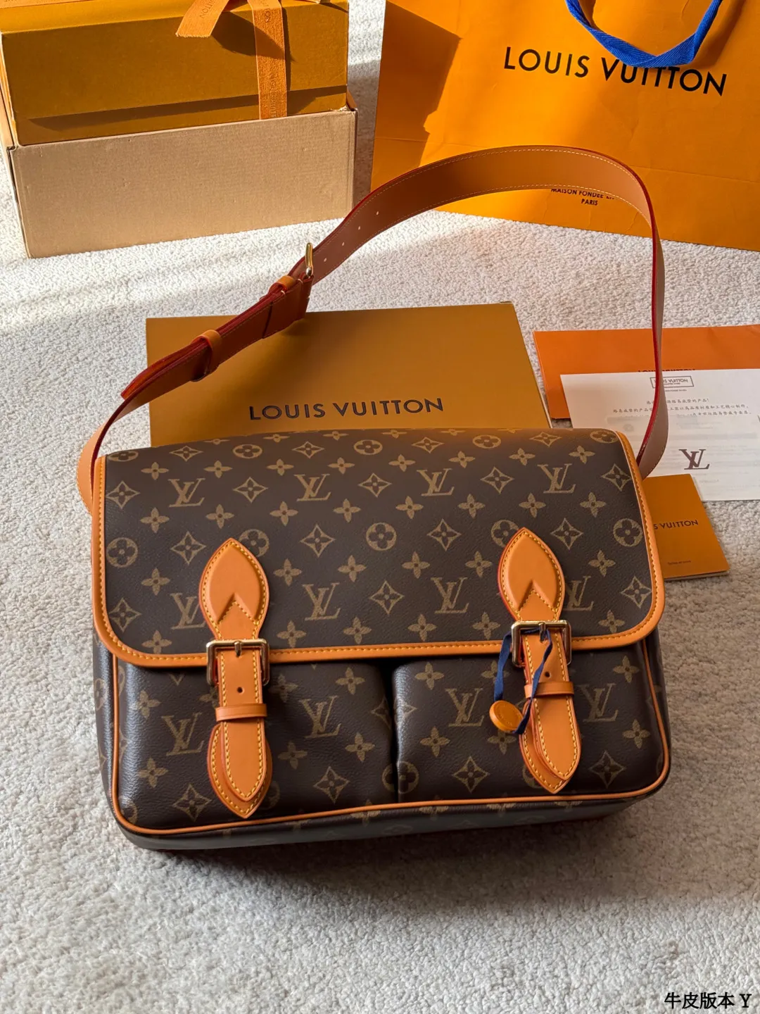 牛皮版本 p250 LV Satchel 邮差包 LV Satchel邮差包,经典Monogram老花帆布+深蜜色牛皮饰边,复古学院风满满!小巧精致,日常通勤、休闲出行都超适合艹。双扣设计+可调节肩带,单肩斜挎都OK,内部空间能装手机、钥匙、卡包等小物。灵感源自1930年代邮差包,实用又有收藏价值,男女都能轻松驾驭,搭配休闲或复古穿搭都很出彩 尺寸 35 26cm