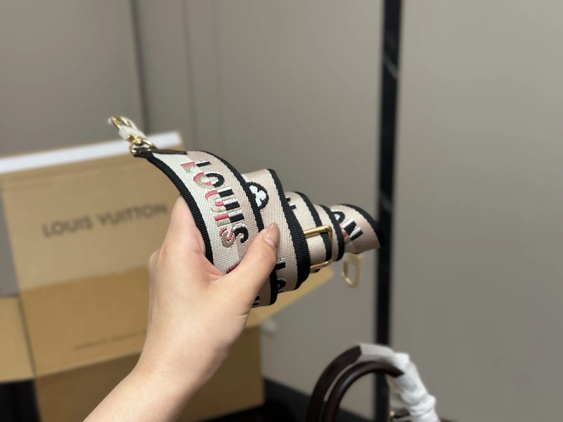 ¥195 配折叠盒飞机盒 size:21.15cm LV SPEEDY20 新款枕头包 搜索🔍 Lv 枕头包