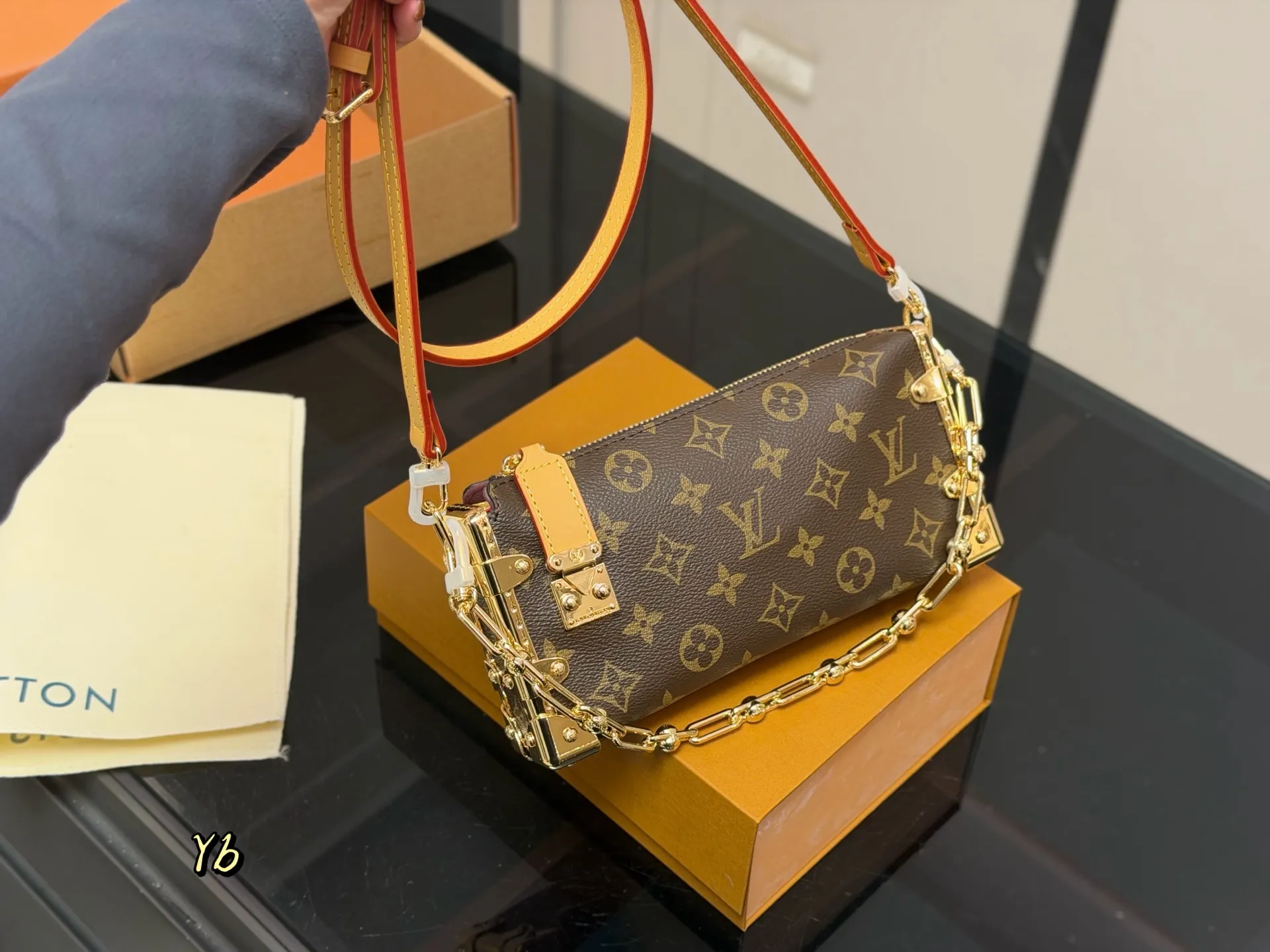 &yen;225 （折叠盒➕飞机盒） size：23*11cm 超时空爆款 Lv王炸新款包 横版谷爱凌 一定要入的它！ 超级洋气 upupup 搜索🔍Lv 软箱子（盒子）