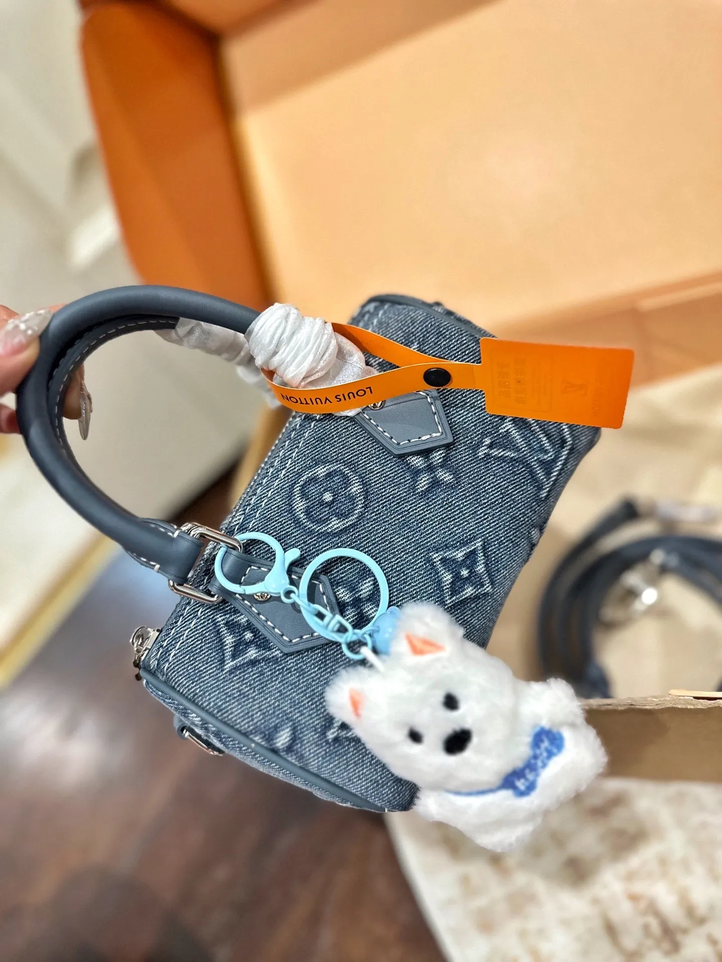 变码芯片p130 送挂件 官网双盒包装 size:16*10cm L家 永远经典Speedy Nano 将欢愉注入每个设计细节! LBuy限量呈献 全新圣诞 设计的 Vivienne Winter Holiday