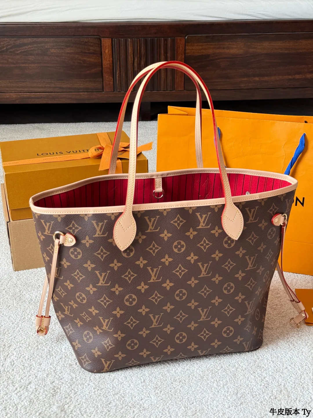 牛皮版本 p175 Lv 牛皮 L家 Neverfull 中号购物袋！入门级的款式哦！绝对的终身款！此物经典不言而喻！街拍和实用都是非常nb的选择！大家拿到后可以感受下，皮质颗粒之间空袭分明，宽度平均，摸上去软硬适中，变色皮哦！尺寸 ：32 *28 （密封折叠礼盒包装 配海关贴 发票 免税店证书📄）