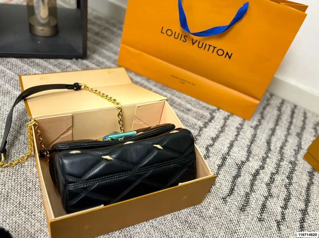 p180 折叠盒 原版五金带logo LV Twist新款包包 复古优雅 永远的经典 正式休闲皆可 日常通勤无压力 尺寸:24.17