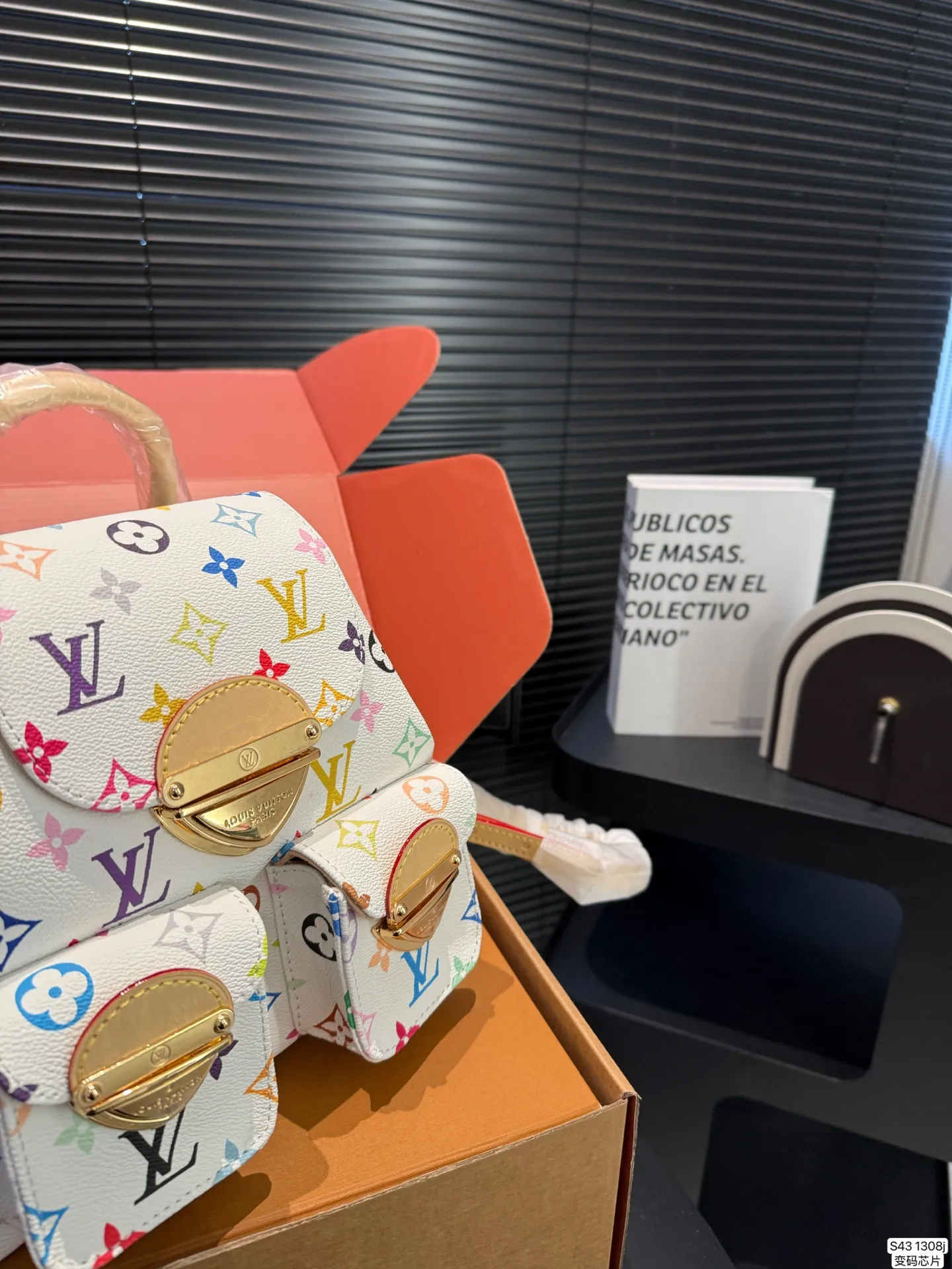 P265 配飞机盒折叠盒子 LV双肩包 配变码芯片 LV尤物!人间白三彩真漂亮啊白三彩系列每一只都值得收藏,又可以搭配俏皮可爱下次想试试洒脱一点穿搭彩色老花 五彩缤纷的少女心满出来这只包适配乐开了花的心情 尺寸:20 20货号13081