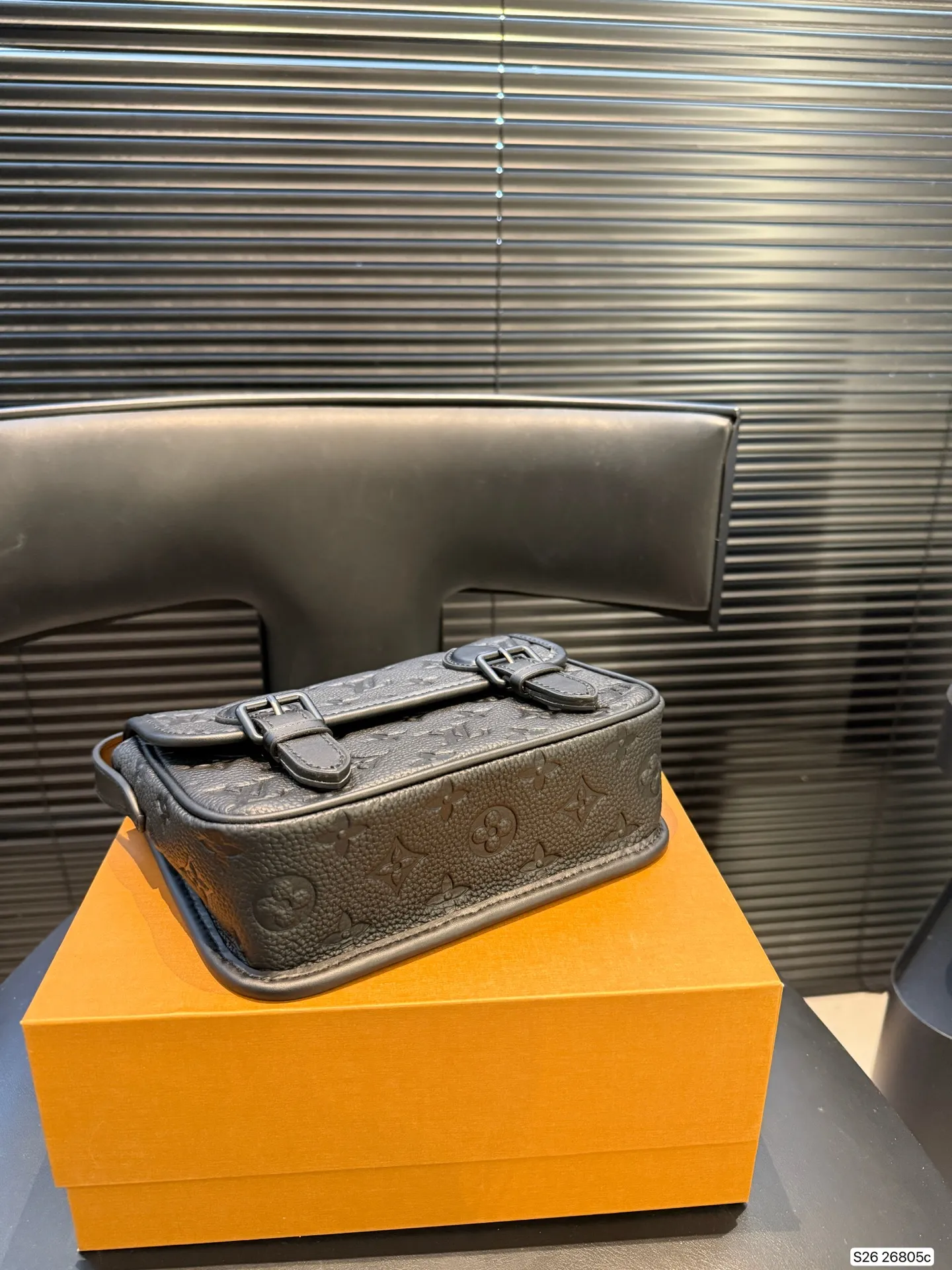 P180 配折叠盒 牛皮Lv邮差 真被这个LV小包惊艳到 之前的大邮差终于出小版了! 变小后更加精致了 而且放手机等物品无压力 尺寸:20 16 货号26805