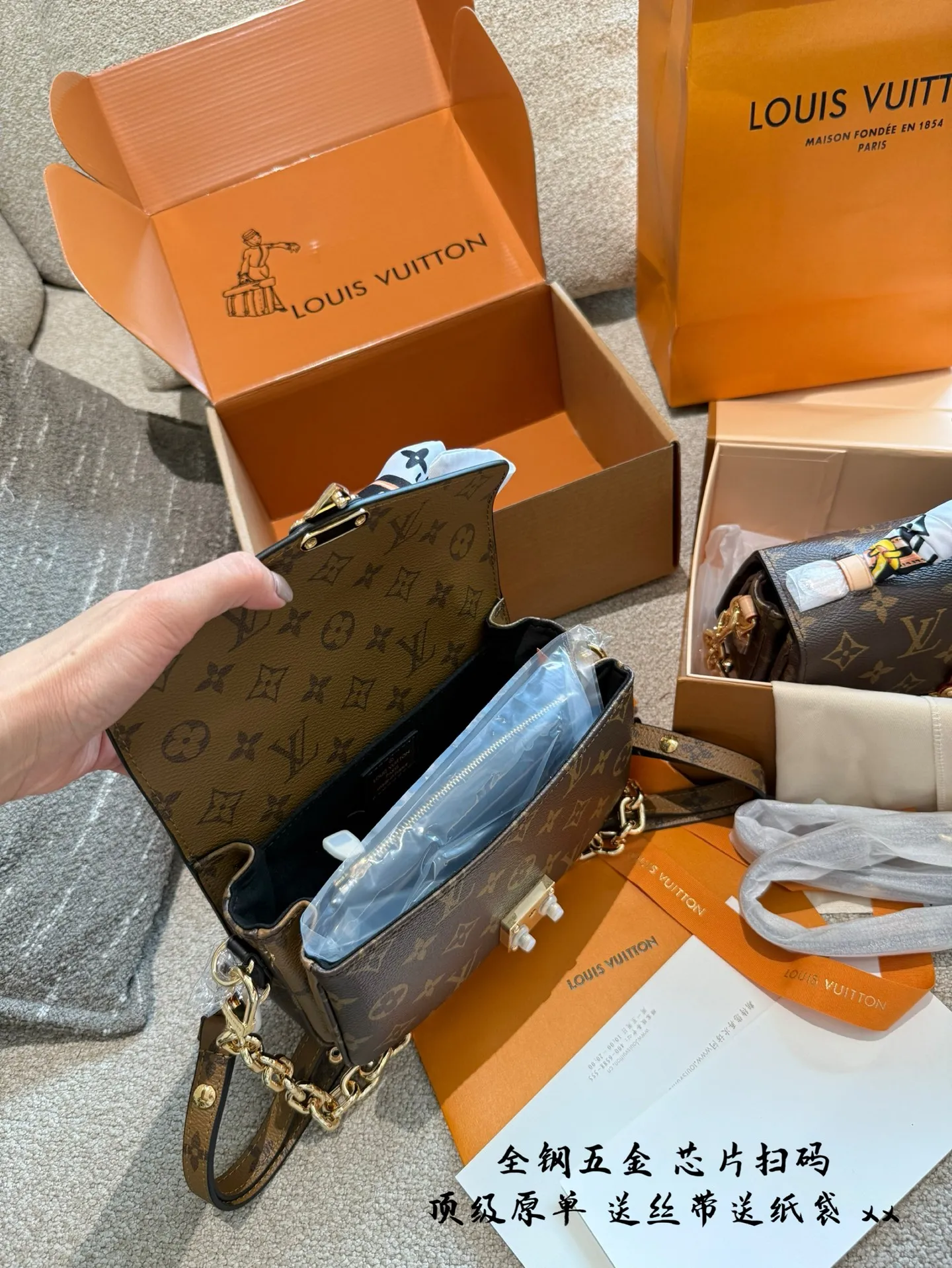 p350升级版全钢五金 送丝带 LV路易威登Mini老花小邮差 Pochette Metis East West ■尺寸: 21.5*13.5*6cm■ Mini小邮差延续经典元素的同时又增添新的魅力,链条可拆卸的设计,老花肩带可调节, 链条可当腋下包,复古风十足, 老花肩带可斜挎,可肩背, 随意拆卸肩带搭配都能拥有不一样的造型效果, 包自重非常轻巧且内设分类隔层设计,更加人性化使用.感,绝对是这一届新款的黑马,大爆款的推荐!