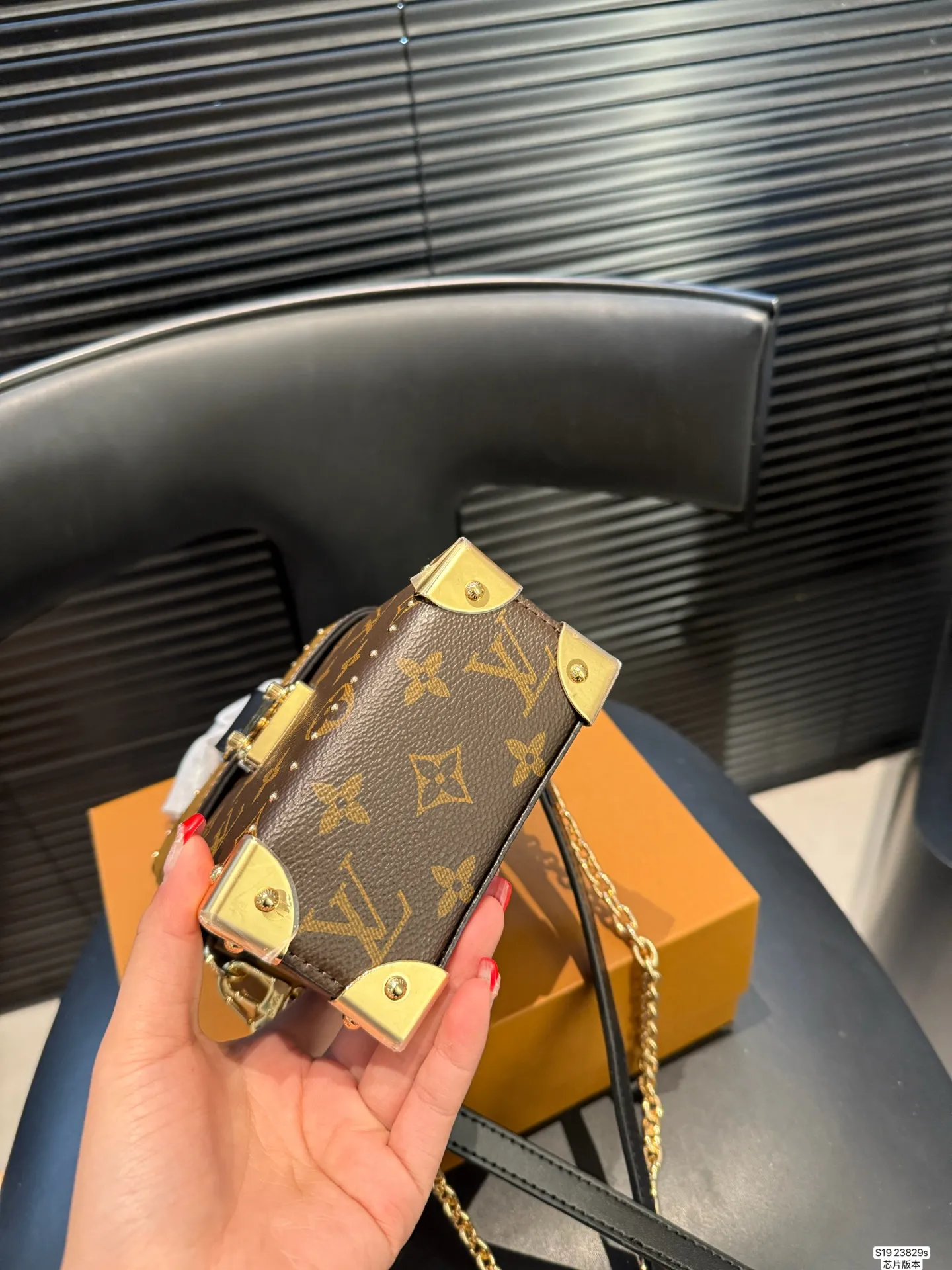 P145 配盒子 Lv手机包芯片版本 LV | 老花新款Metis手机包圃首发实拍分享LV 能放下16PROMax啦 出门特别方便 链条是和金属拼接，时髦感满满! 尺寸：12 17 货号23829s