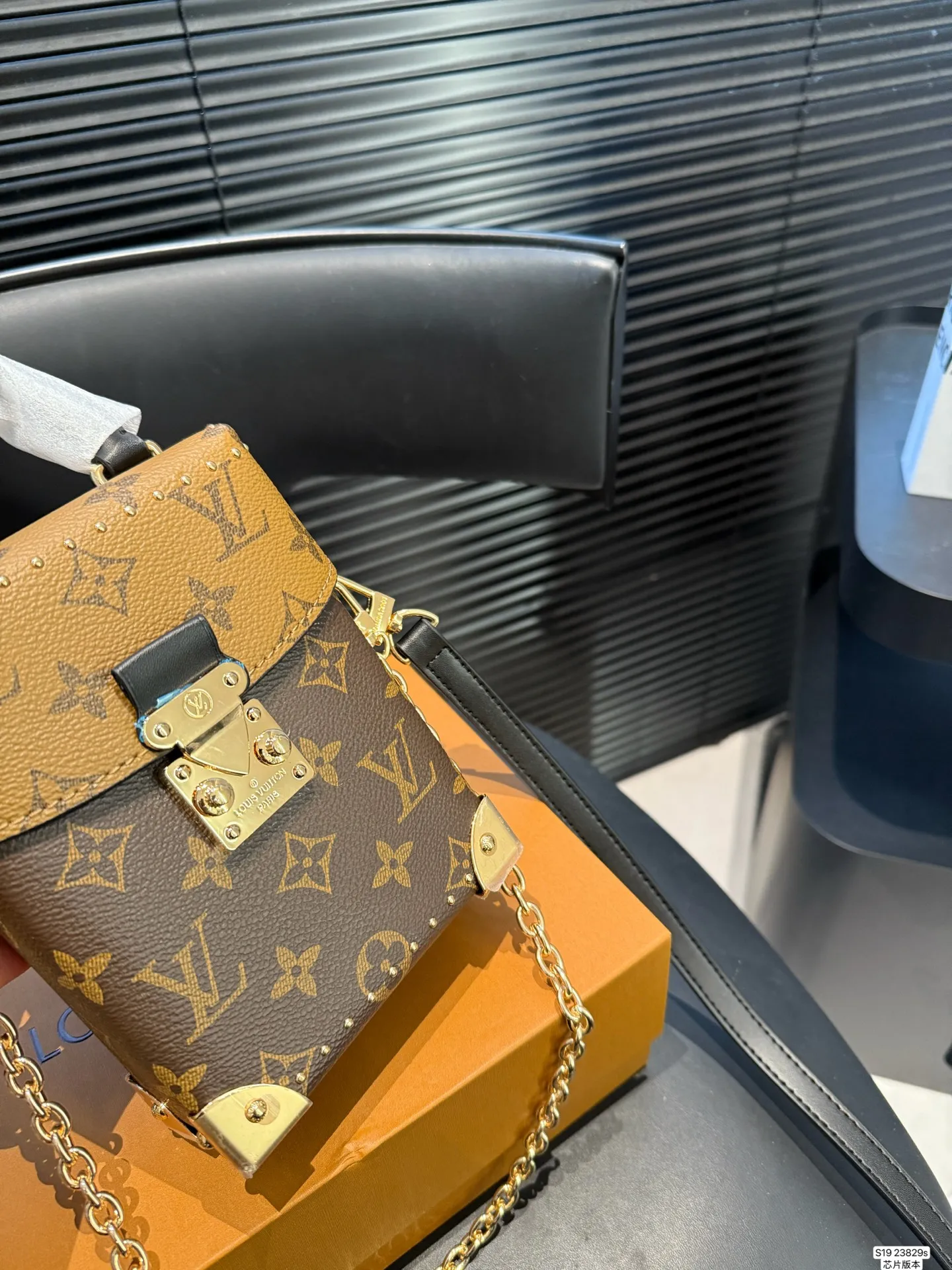 P145 配盒子 Lv手机包芯片版本 LV | 老花新款Metis手机包圃首发实拍分享LV 能放下16PROMax啦 出门特别方便 链条是和金属拼接,时髦感满满! 尺寸:12 17 货号23829s