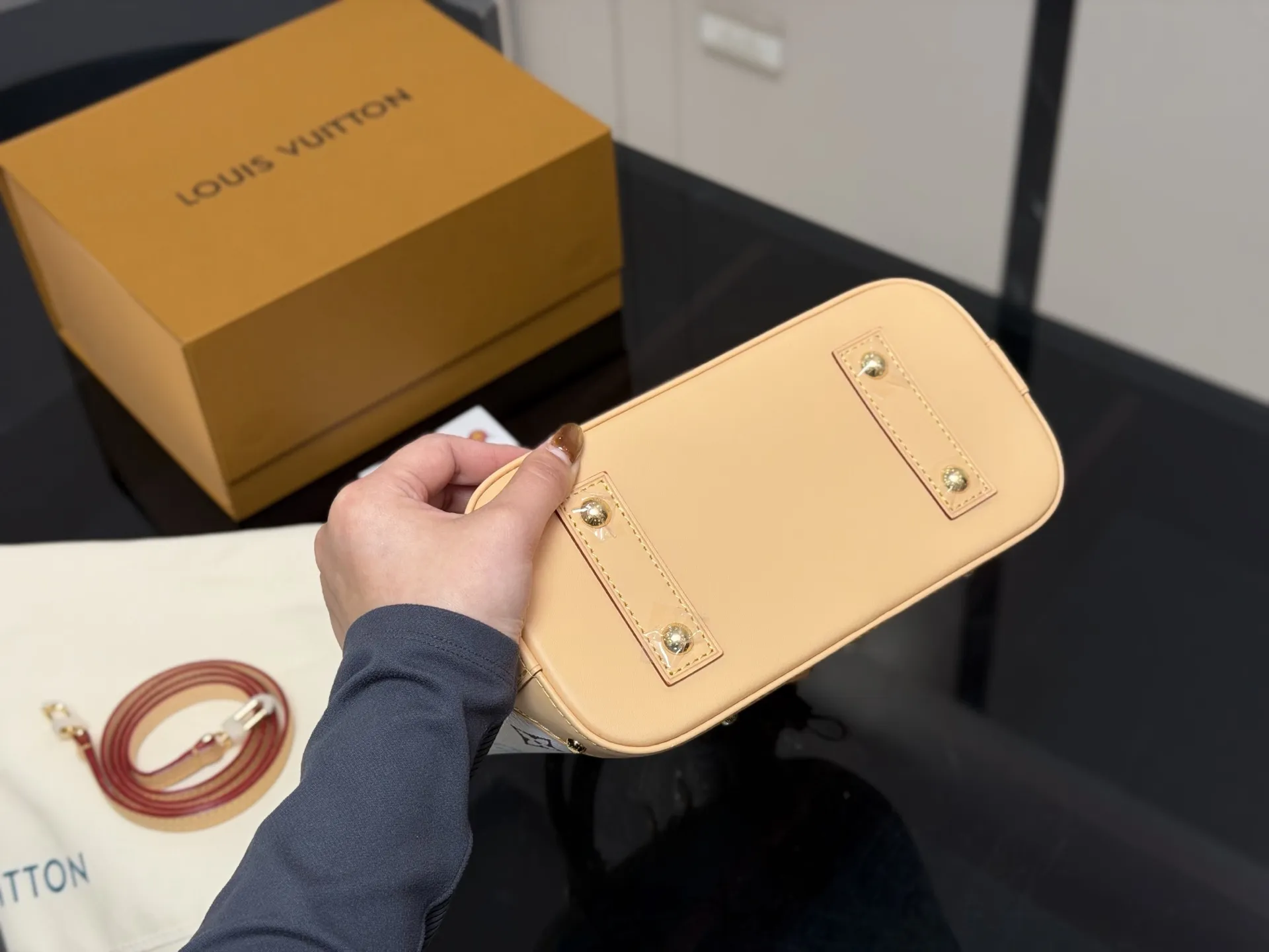 &yen;215 配折叠盒飞机盒 size：25*18cm Lv 这个白三彩 alma贝壳 太可爱啦！ 小巧又复古已经拎着溜达两天了~