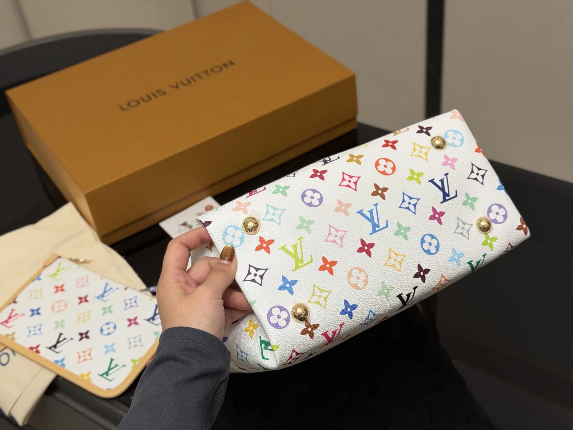 &yen;250 配折叠盒飞机盒 size： 29*25cm（中） Lv 最强者CarryAll， 可爱休闲都ok哈 carryall是真的强！ 内附一只收纳零钱包， 性价比无比在线了&hellip; 搜索🔍carryall 蝴蝶结