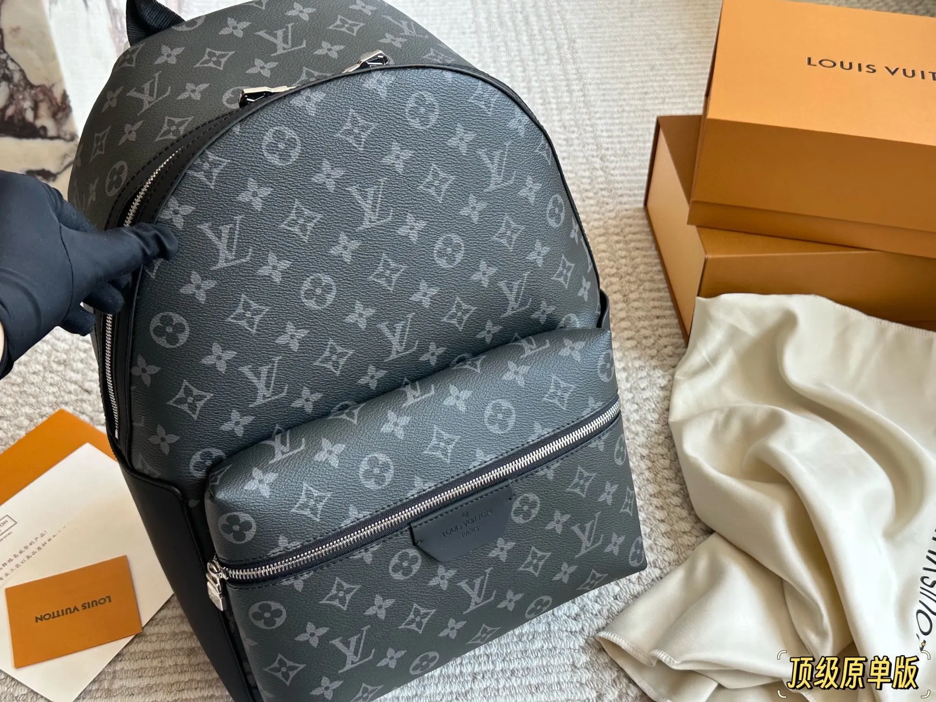 复刻版 纯牛皮 p225 经典老花潮人必备双肩包! Discovery 小号双肩包取材 Monogram Eclipse 帆布,以更为紧凑的构型延续灵活功能。外袋、拉链前袋和开口 侧袋方便取放物品,内袋确保收纳井然有序。size: 29×38×20cm