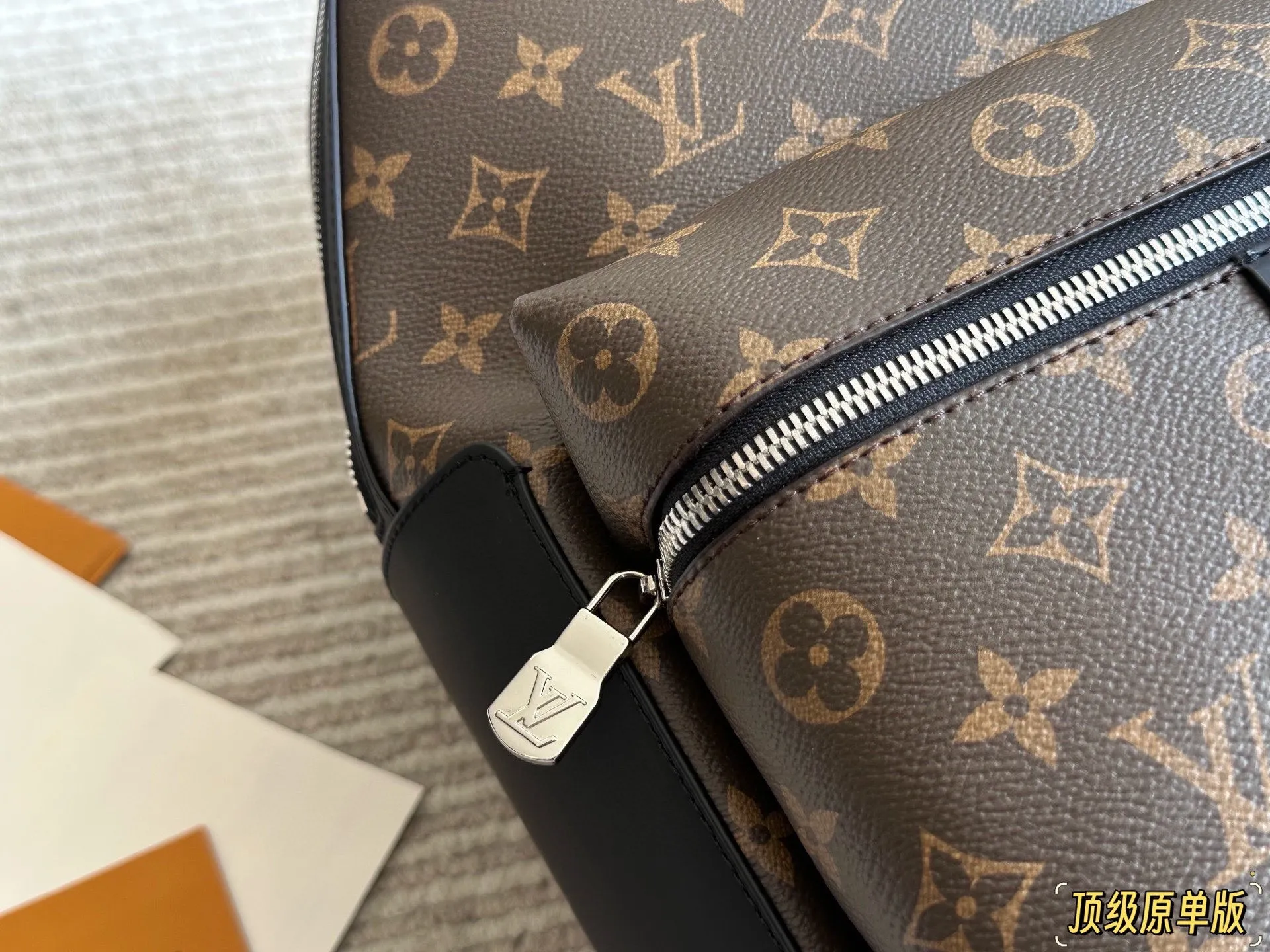 复刻版 纯牛皮 p225 经典老花潮人必备双肩包！ Discovery 小号双肩包取材 Monogram Eclipse 帆布，以更为紧凑的构型延续灵活功能。外袋、拉链前袋和开口 侧袋方便取放物品，内袋确保收纳井然有序。size： 29&times;38&times;20cm