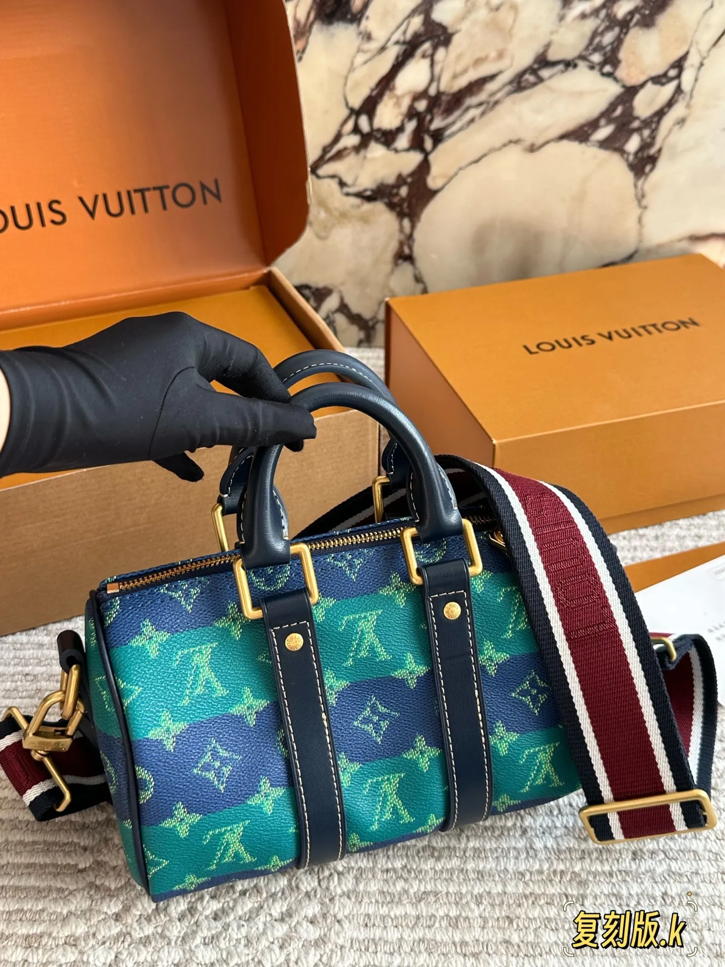 ¥230 复刻版 Lv X Nigo Keepall xs 枕头包 手袋是一款理想的都市手袋。 标志性的造型与经典的 Monogram 帆布,加之多种携带方式和奢华的天然牛皮饰边为该包平添一份时尚前卫之感。尺寸:25 14cm全套礼盒