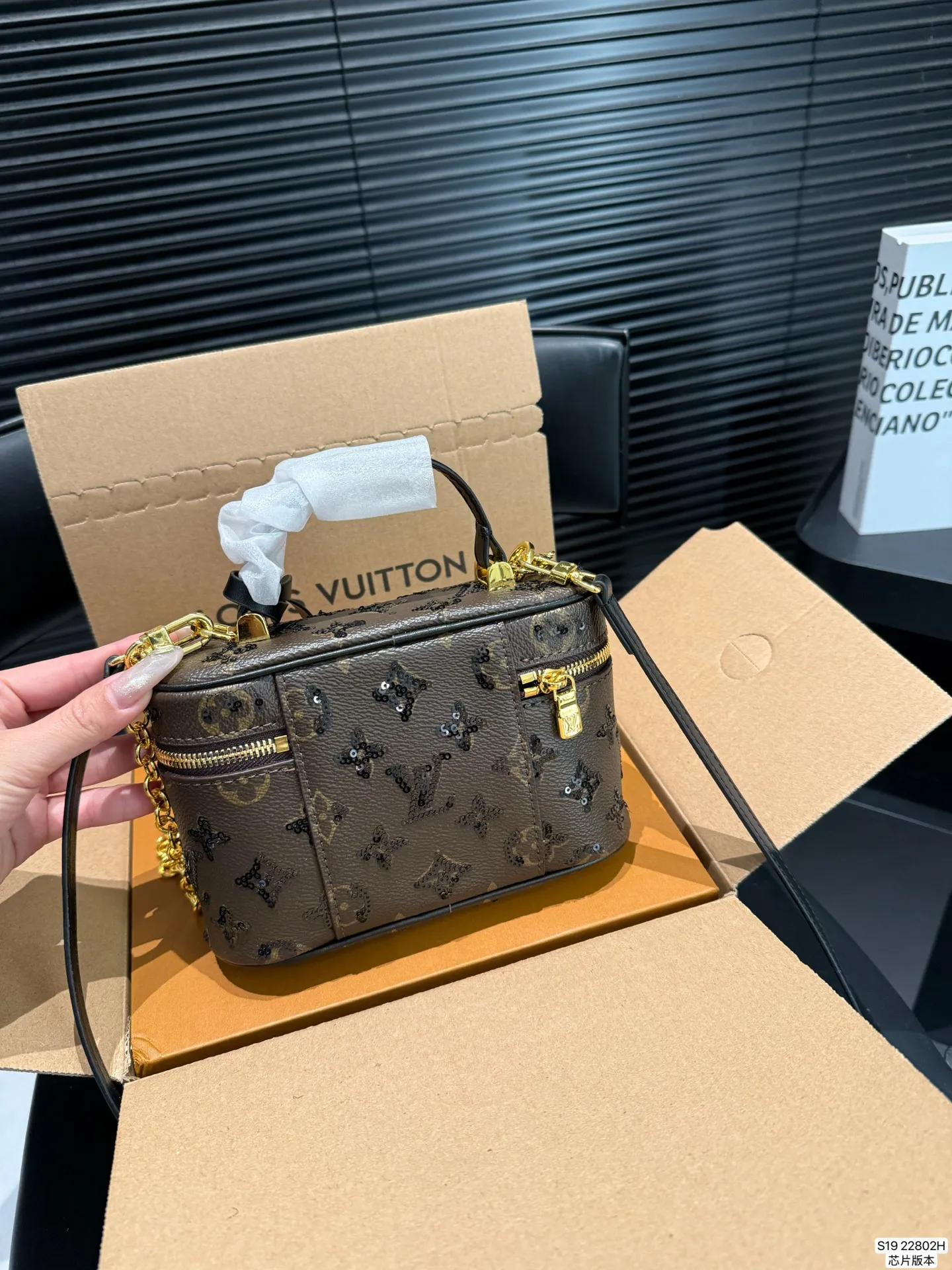 P145 配飞机盒折叠盒子芯片版本 季的化妆包颇受时尚界的青睐,看到第一眼就种草了!!造型很硬核 但空间很实用~走在路上就是一道行走的风景线啊。回头率杠杠的~ 而且真的好好搭!瞬间成为了这季街拍中的常客这只精致的LV化妆包,难道她不香吗~今年度过炎炎夏天的动力 ,就靠她给我补给了尺寸:19 12 货号22802