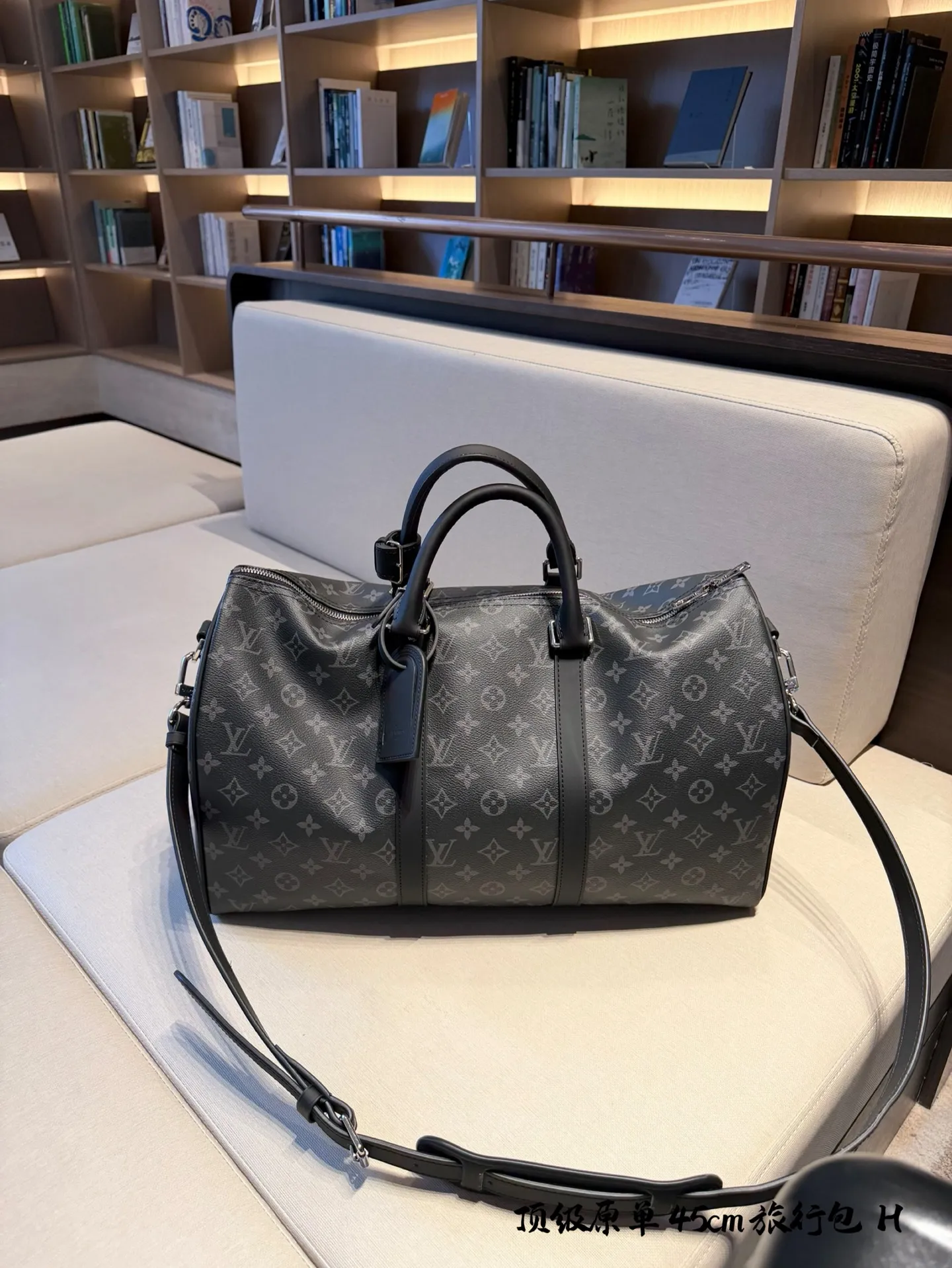 lv 旅行包p220 超酷中LV Keepall老花旅行袋 LVKeepall 出差旅行最常用的一只包 这是超酷的一只包 可以做健身包,也可做旅行袋 容量超级感人非常的实用! 出差三四天背这只包,衣服和洗漱用品完全足够!最主要是凹造型最棒了~ 马上爱豆出街的赶脚 路易威登Louis Vuitton 9VintageMusevie 中古店Iv keepall老花手提包包 45cm无盒