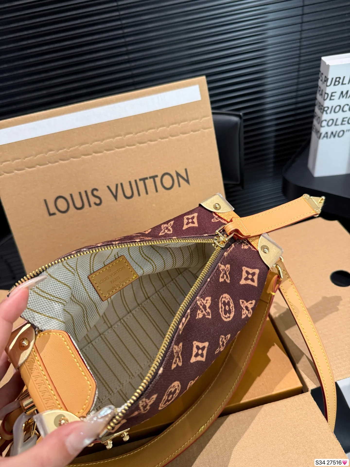 P220 配飞机盒折叠盒 LV 130周年限定来袭!村上隆三彩返场🥹 LV 130周年限定系列,这次是真的开挂了! LV谷爱凌软盒子来啦美到犯规💕 五金精致有分量,肩带长度刚刚好,单肩斜挎都很绝👏日常搭配T恤、牛仔裤,容量也很实用,手机、口红、粉饼等小物件都能装下~ 尺寸23 16 货号27516