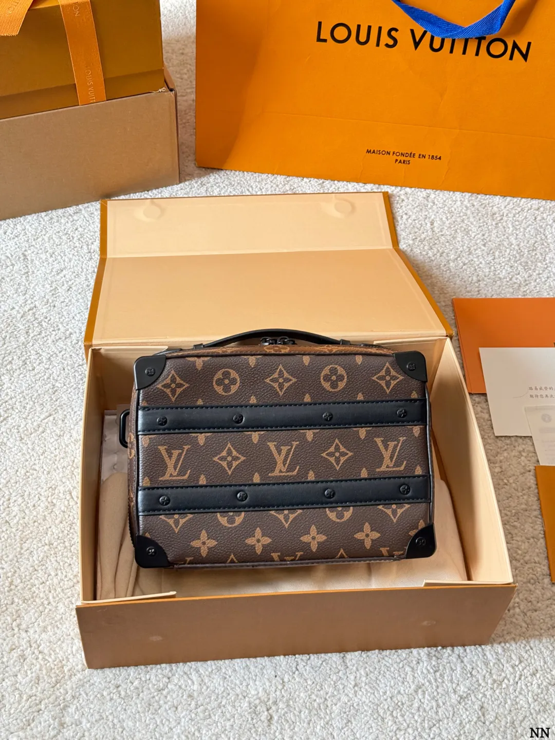 p170 LV Handle Soft Trunk手袋 2LV Handle Soft Trunk手袋，经典MonogramMacassar涂层帆布+黑色牛皮饰边，金属铆钉点缀，复古行李箱风格超有辨识度 。21.5x15x7cm21.5x15x7cm，内部风琴隔层+前贴袋，收纳超方便！肩带可拆卸、可调节，手提、单肩、斜挎都OK，男女都能轻松驾驭，通勤休闲都很 百搭～