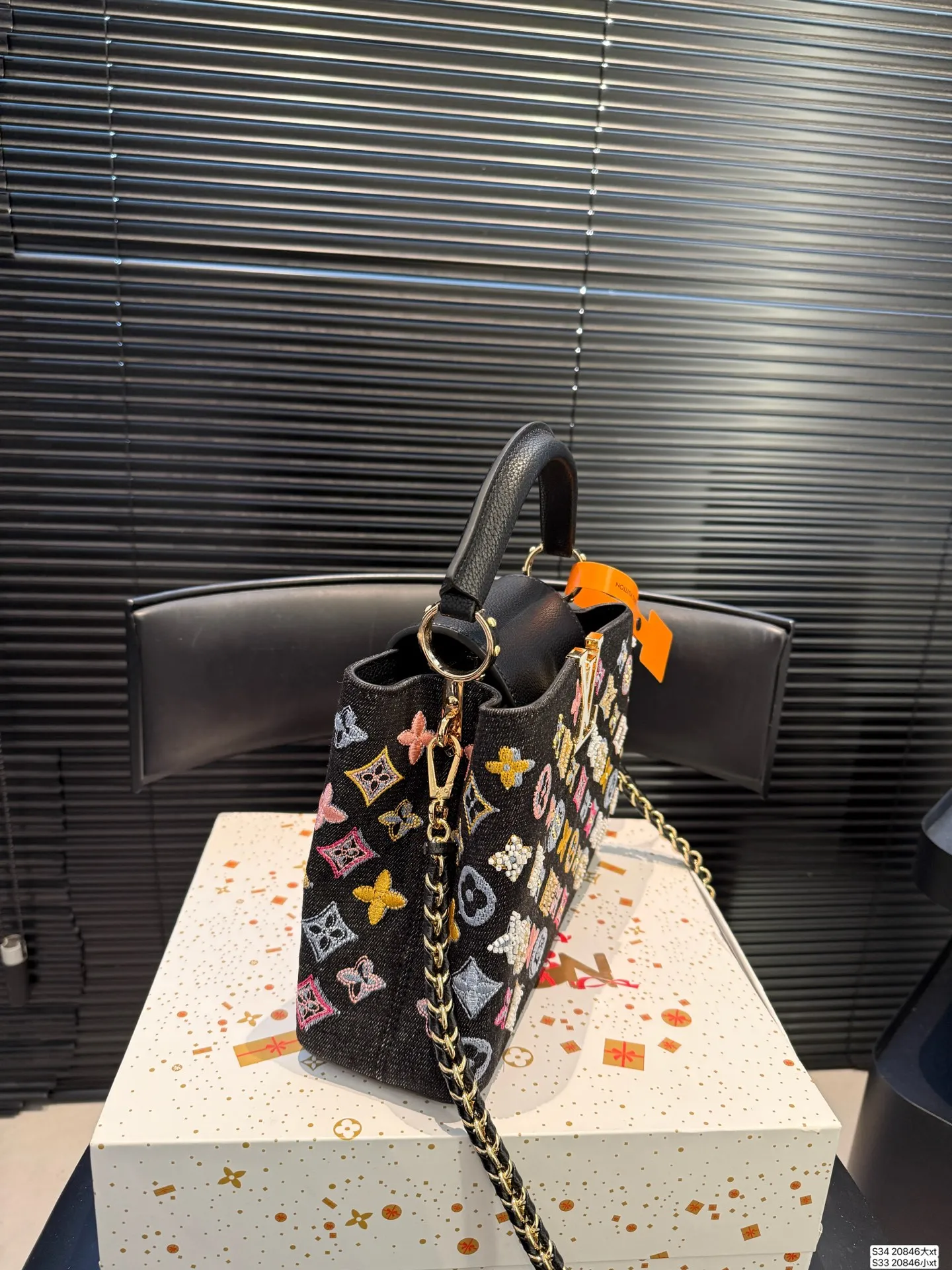 大号P220 小号P215 LVCapucines 贵妇包 超繁琐制作工序，女王范儿必备，经典大logo设计，结合monogram经典小花元素[哇]简洁大气，尺寸合理、容量OK，可手提可单肩， 尺寸：大号27 18 小号20 14 货号大20846