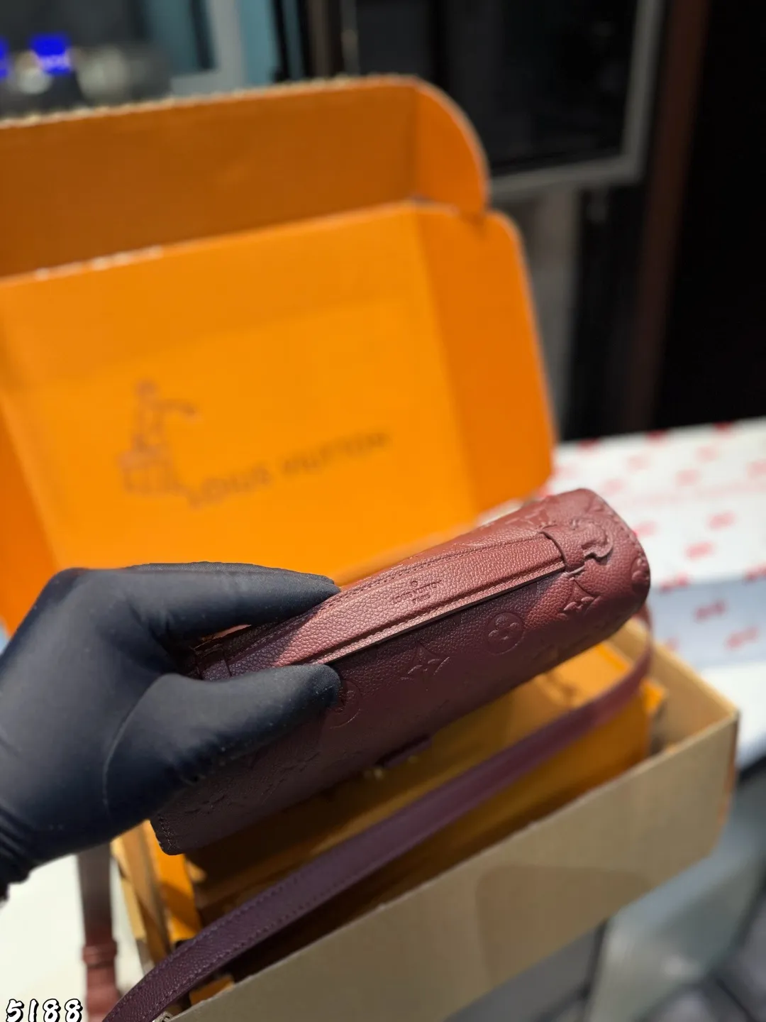 ❤️p215（礼盒包装）❤️ Lv 路易威登｜Pochette Metis East west Mini 新款邮差包 LV邮差包老花手提单肩斜挎包，优雅低调的外形设计和宽敞的包身更加入了实用性，LV闪亮的纯钢金色五金配件- 可调节肩带，配有树糕皮的肩垫，拉链闭合 超细纤维内衬 尺寸 21 14cm