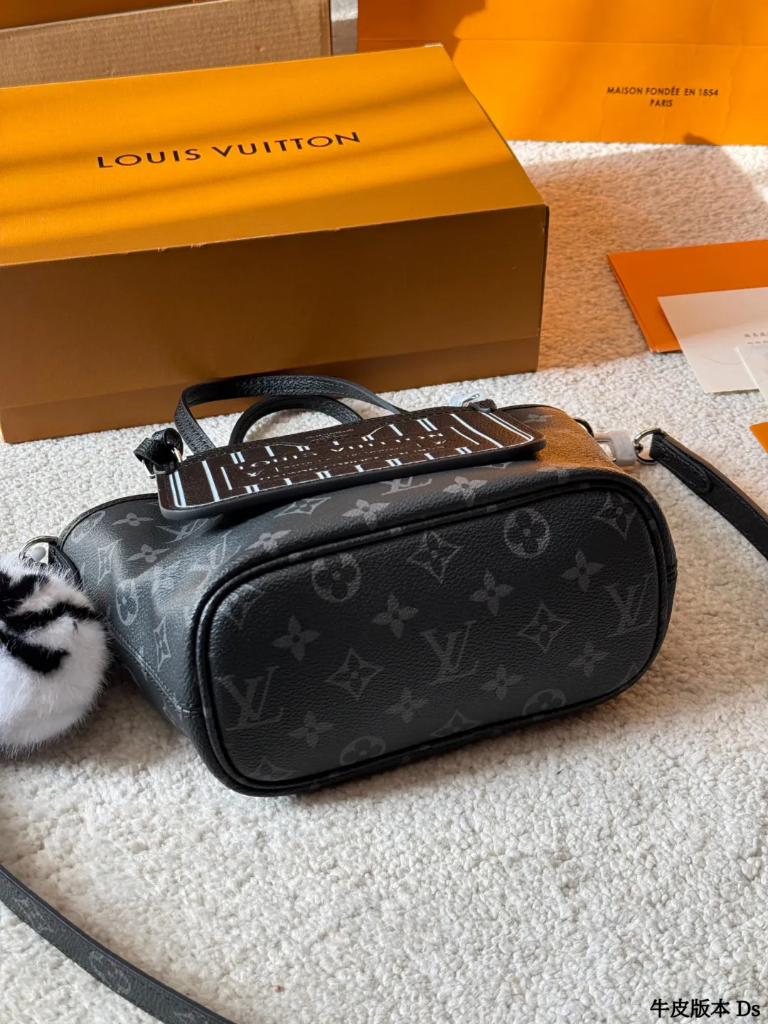 牛皮版本 p205 LV 双面 Neverfull BB手袋 ®LVx自Nevertull BB手装,经典Monogram老化肌升 +黑色粒面牛皮拼接,双面可用,风格随心切换!尺寸26.5x16.5×11cm,配可拆卸拉链小包和肩带,手提、斜挎都OK。内部空间超能装,通勤出街都很实用。黑色荔枝纹牛皮质感细腻耐用,银色金属件超有现代感,时尚又百搭,日常搭配无压力!