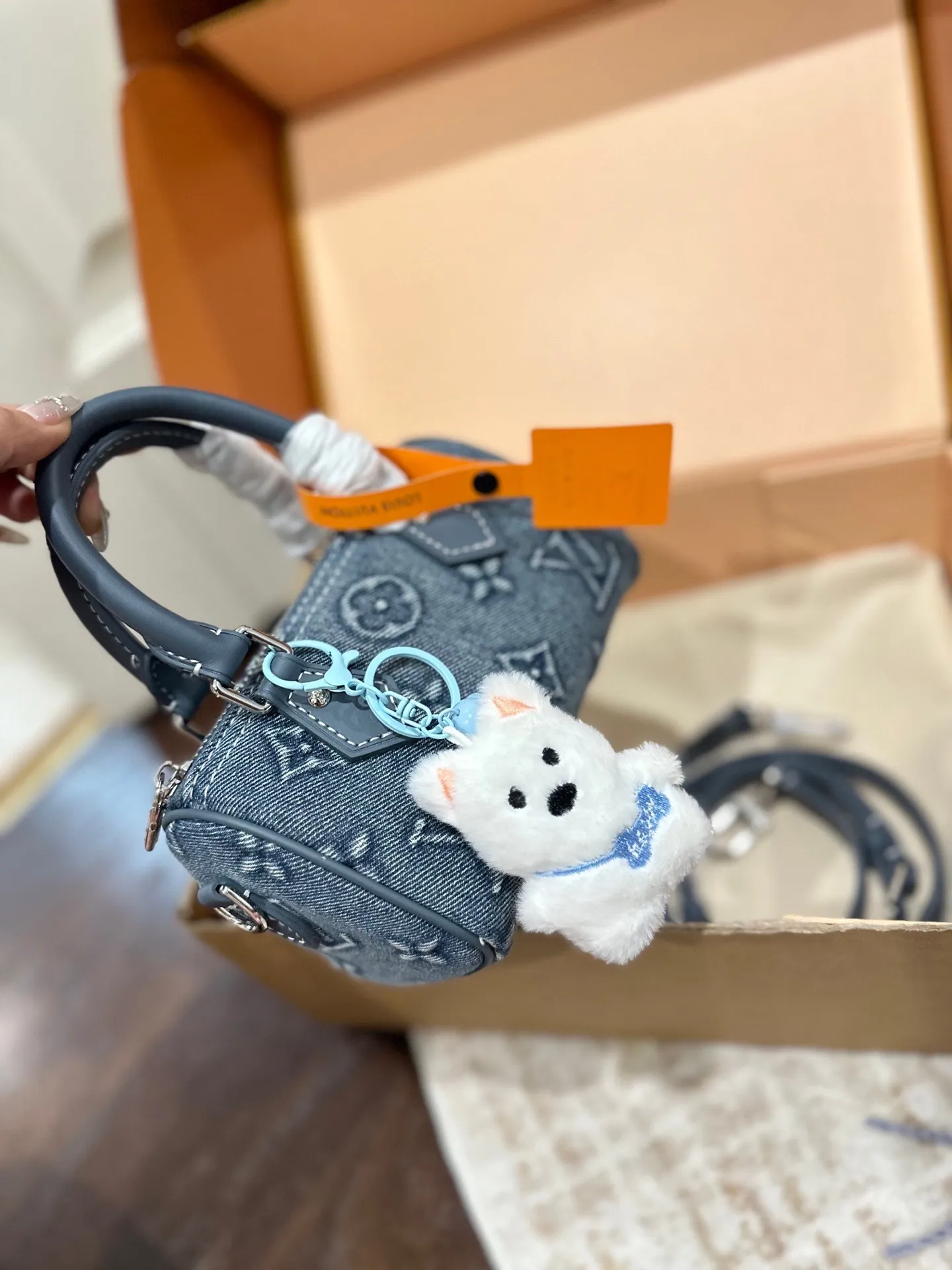 变码芯片p130 送挂件 官网双盒包装 size:16*10cm L家 永远经典Speedy Nano 将欢愉注入每个设计细节! LBuy限量呈献 全新圣诞 设计的 Vivienne Winter Holiday