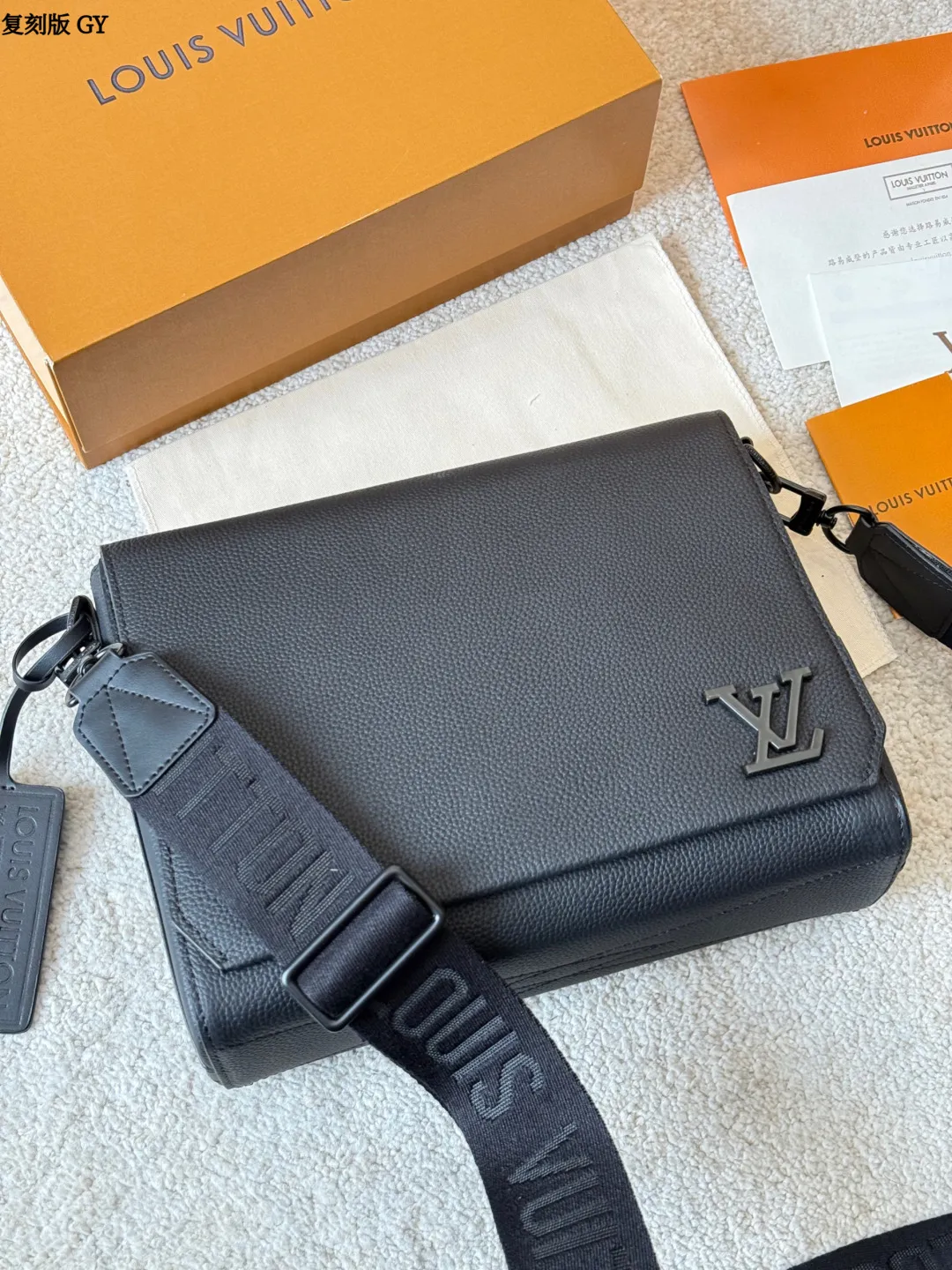 复刻版 p280 LV Takeoff 小号邮差包 LV Takeoff小号邮差包，黑色粒面牛皮+经典 Monogram压纹，低调又有质感！翻盖设计+可拆卸肩带，单肩or斜挎都OK，通勤休闲都能搭。尺寸刚好，手机钱包轻松装下，实用又时髦，是男士必入的经典单品！ 尺寸 28 22cm