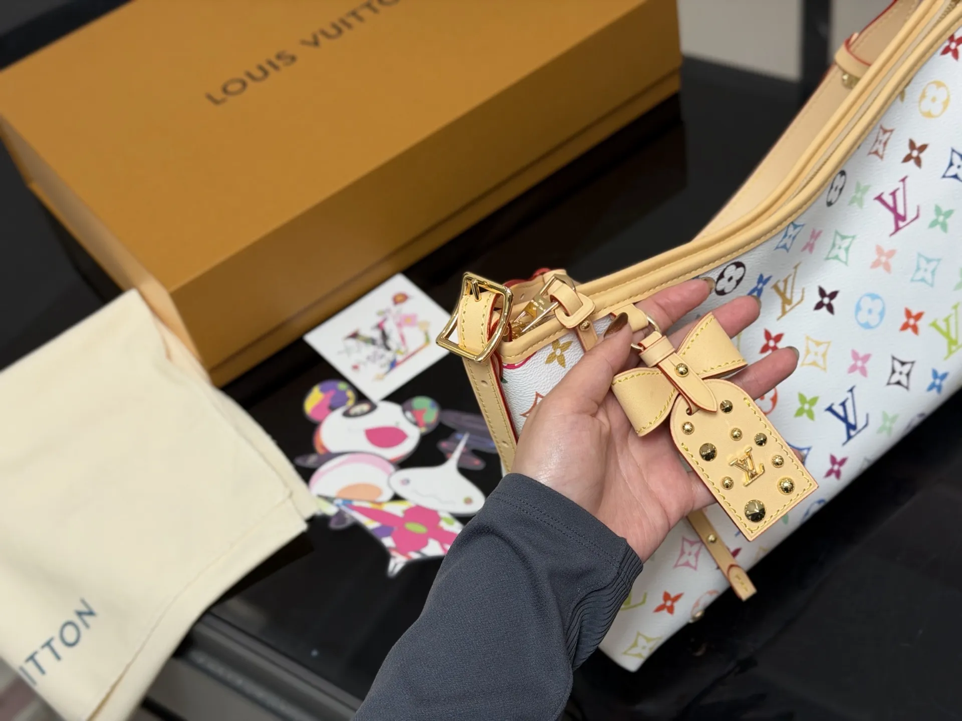 ¥240 配折叠盒飞机盒 LV Carryall小号手袋改造款 LV Carryall小号手袋,经典Monogram老花帆布+牛皮饰边,简约大气超百搭!配可拆卸拉链子袋,收纳力满分+。宽肩带设计,背着超舒服,通勤or短途出行都很合适。内部空间宽敞,日常用品轻松装下,拉链开合更安全。休闲随性风格,时髦又实用,出街必备! 尺寸:33.21cm