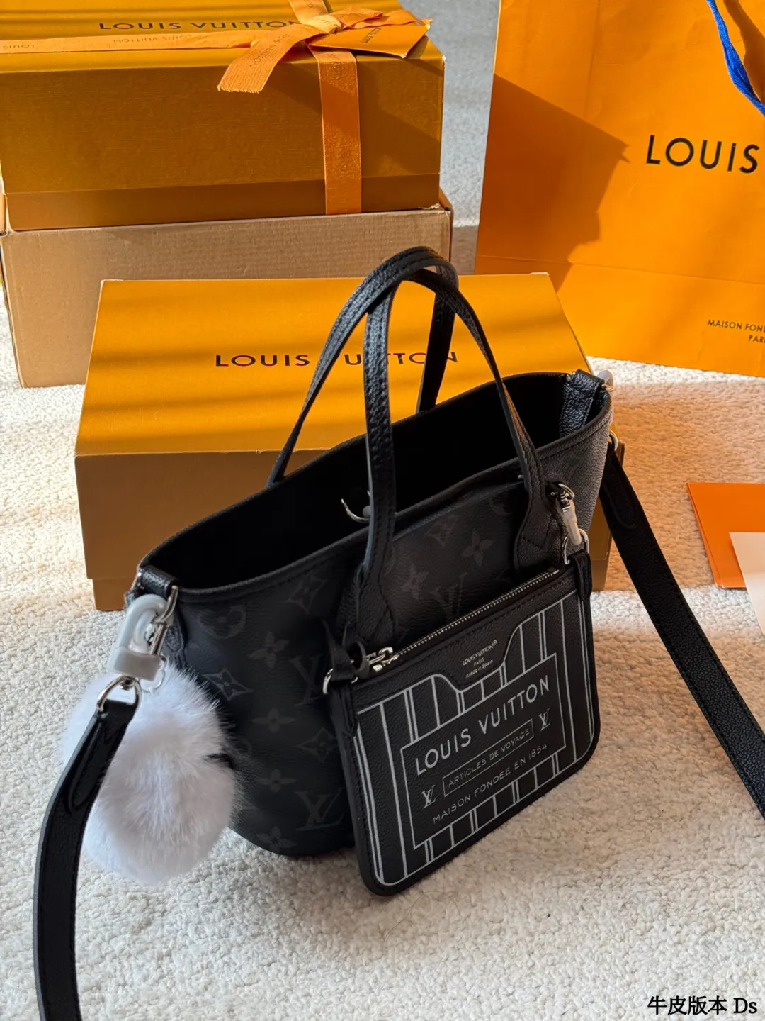 牛皮版本 p205 LV 双面 Neverfull BB手袋 ®LVx自Nevertull BB手装,经典Monogram老化肌升 +黑色粒面牛皮拼接,双面可用,风格随心切换!尺寸26.5x16.5×11cm,配可拆卸拉链小包和肩带,手提、斜挎都OK。内部空间超能装,通勤出街都很实用。黑色荔枝纹牛皮质感细腻耐用,银色金属件超有现代感,时尚又百搭,日常搭配无压力!