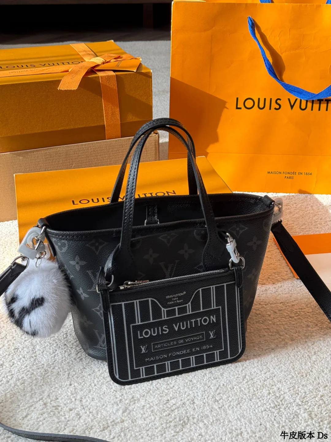 牛皮版本 p205 LV 双面 Neverfull BB手袋 ®LVx自Nevertull BB手装,经典Monogram老化肌升 +黑色粒面牛皮拼接,双面可用,风格随心切换!尺寸26.5x16.5×11cm,配可拆卸拉链小包和肩带,手提、斜挎都OK。内部空间超能装,通勤出街都很实用。黑色荔枝纹牛皮质感细腻耐用,银色金属件超有现代感,时尚又百搭,日常搭配无压力!