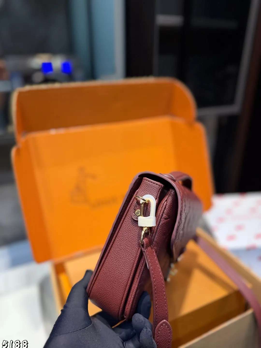 ❤️p215（礼盒包装）❤️ Lv 路易威登｜Pochette Metis East west Mini 新款邮差包 LV邮差包老花手提单肩斜挎包，优雅低调的外形设计和宽敞的包身更加入了实用性，LV闪亮的纯钢金色五金配件- 可调节肩带，配有树糕皮的肩垫，拉链闭合 超细纤维内衬 尺寸 21 14cm