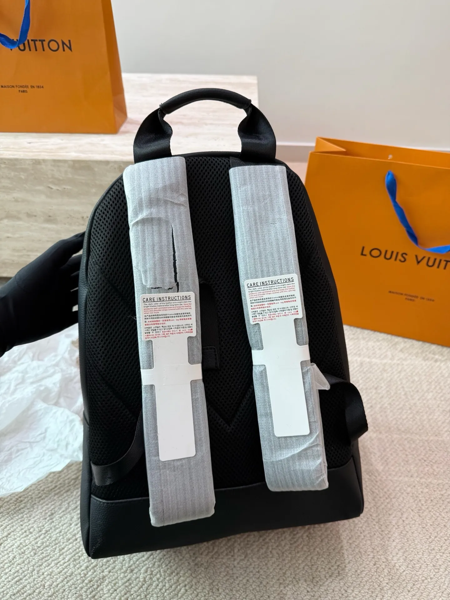 原单品质 P160 Lv 双肩包 Monogram帆布裁制而成,此款Hot Springs双肩背包代表LV Vernis皮革的华丽回归。是一款风格百搭而可爱,适合全天背携的时尚包袋,漆光牛皮,棉质帆布内衬,Monogram帆布饰边。进口漆皮搭配纯钢五金,尺寸30 45cm