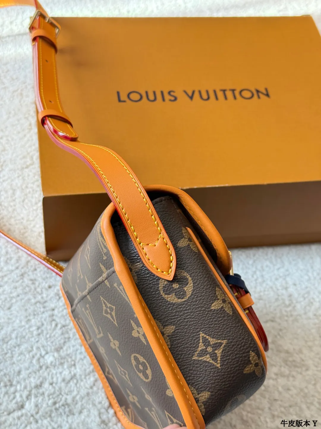 牛皮版本 p230 LV Satchel 迷你邮差包 LV Satchel迷你邮差包，经典Monogram老花帆布+深蜜色牛皮饰边，复古学院风满满！尺寸19x15cm，小巧精致，日常通勤、休闲出行都超适合艹。双扣设计+可调节肩带，单肩斜挎都OK，内部空间能装手机、钥匙、卡包等小物。灵感源自1930年代邮差包，实用又有收藏价值，男女都能轻松驾驭，搭配休闲或复古穿搭都很出彩