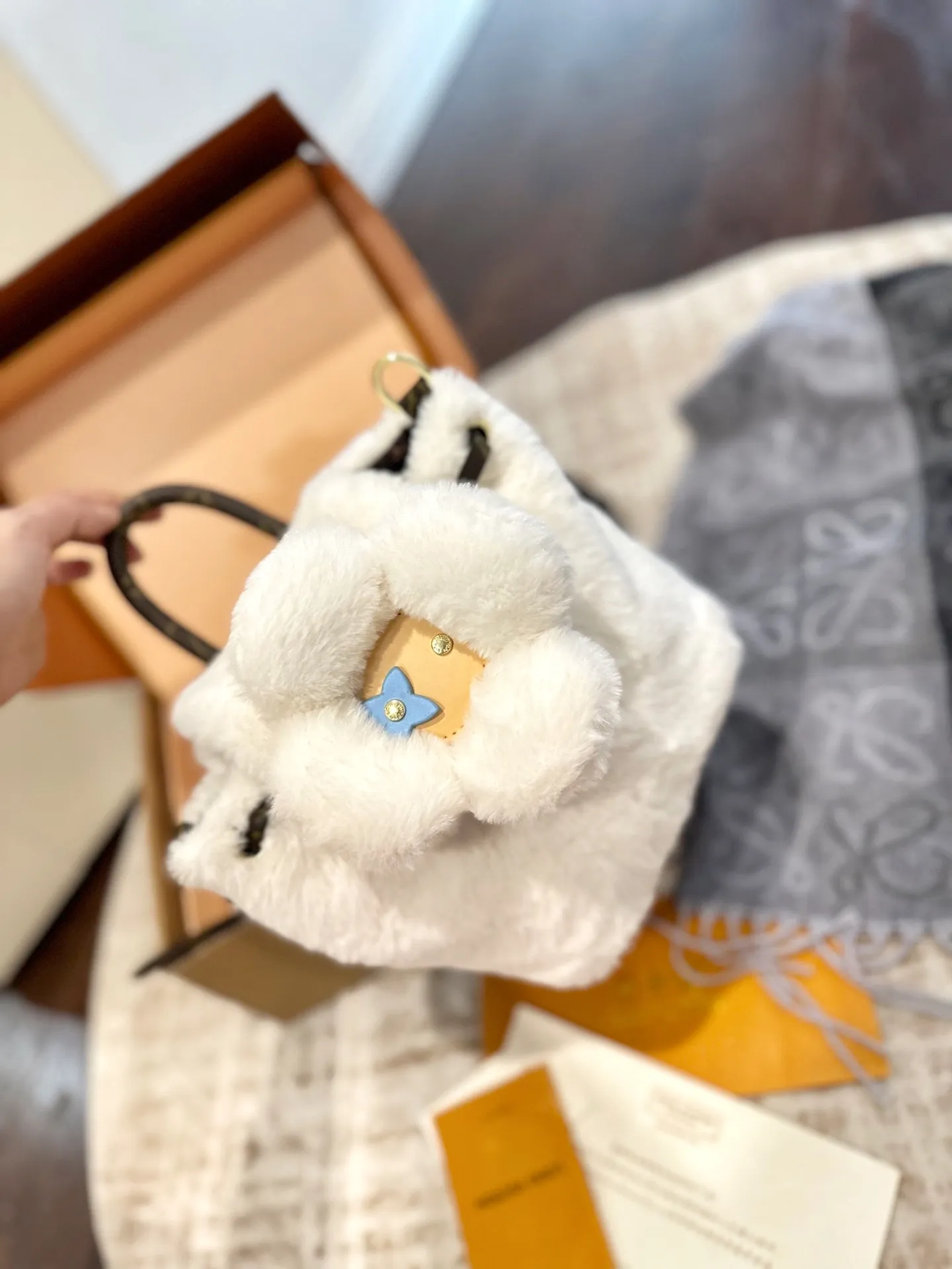 p120 礼盒包装 size 20 26 LV SKI滑雪系列vivienne Ski Snow系列 毛毛 双肩包 手机包 Louis Vuitton超限量Vivienne双肩包全日本限量发 等了一个月终于到货咯实物真的很可爱 容量感人 超可爱的手机包