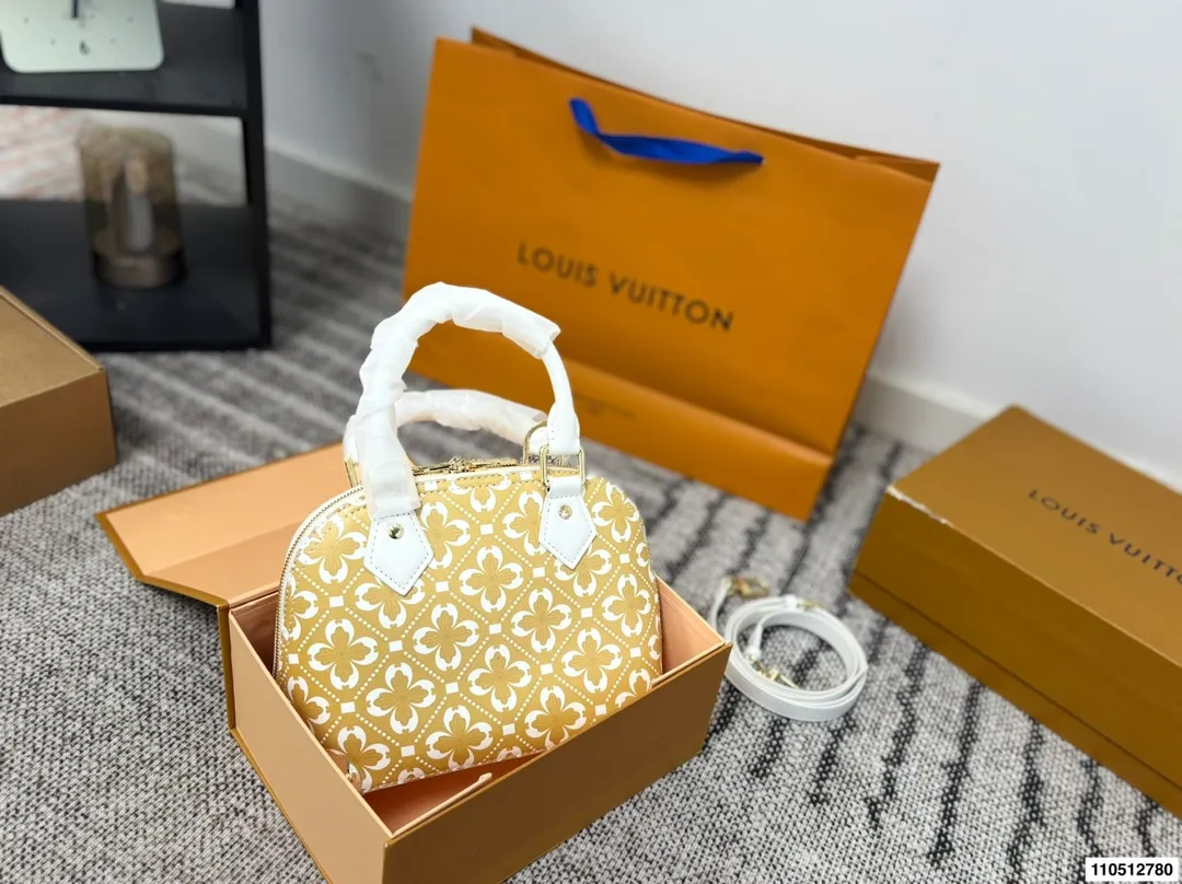 p190 配折叠盒 Lv Alma贝壳包 内敛!深沉!有味道! 这款百搭的经典手袋 依然很受现代的青睐! 尺寸:22 17