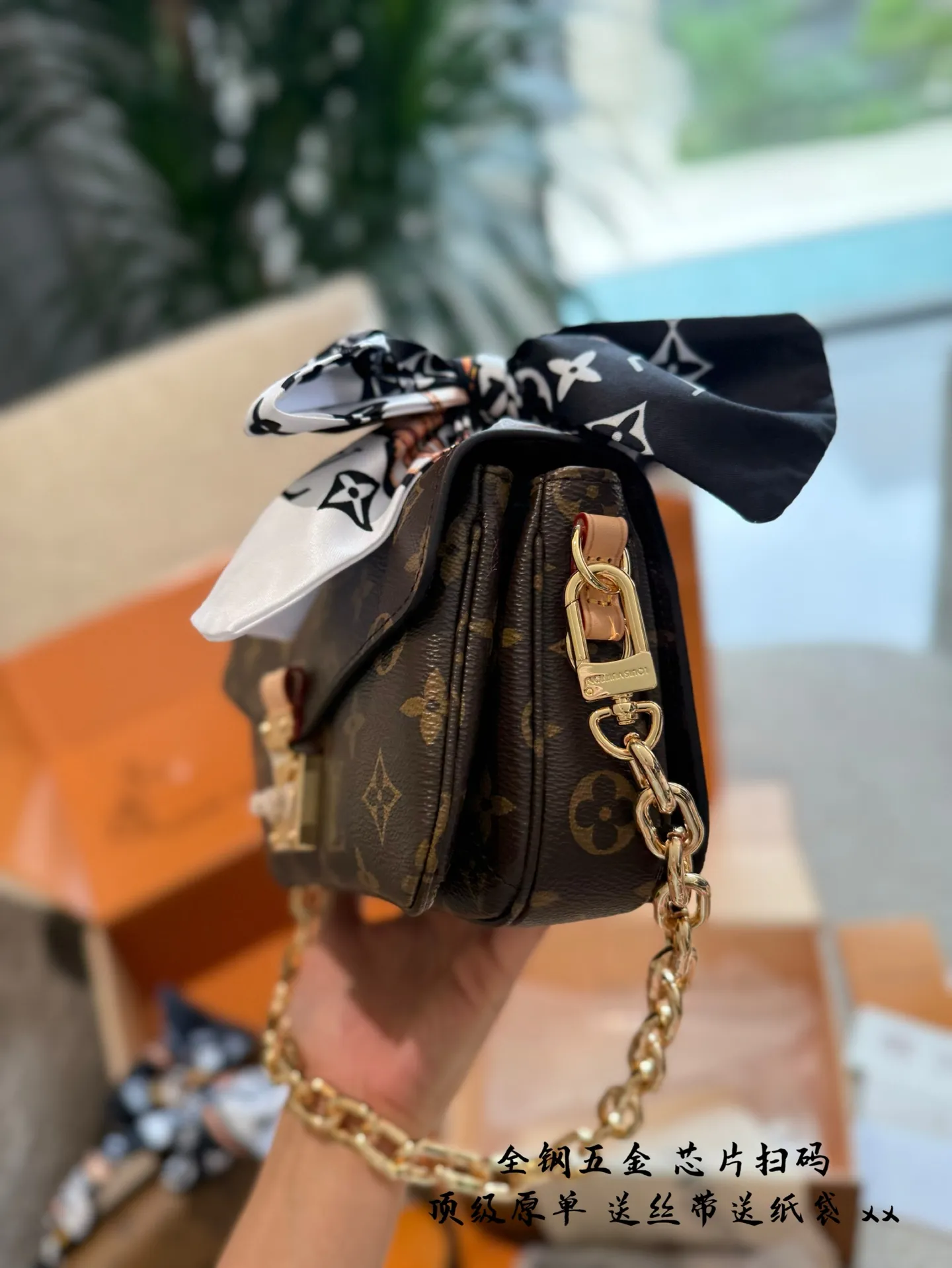 p350升级版全钢五金 送丝带 LV路易威登Mini老花小邮差 Pochette Metis East West ■尺寸: 21.5*13.5*6cm■ Mini小邮差延续经典元素的同时又增添新的魅力,链条可拆卸的设计,老花肩带可调节, 链条可当腋下包,复古风十足, 老花肩带可斜挎,可肩背, 随意拆卸肩带搭配都能拥有不一样的造型效果, 包自重非常轻巧且内设分类隔层设计,更加人性化使用.感,绝对是这一届新款的黑马,大爆款的推荐!