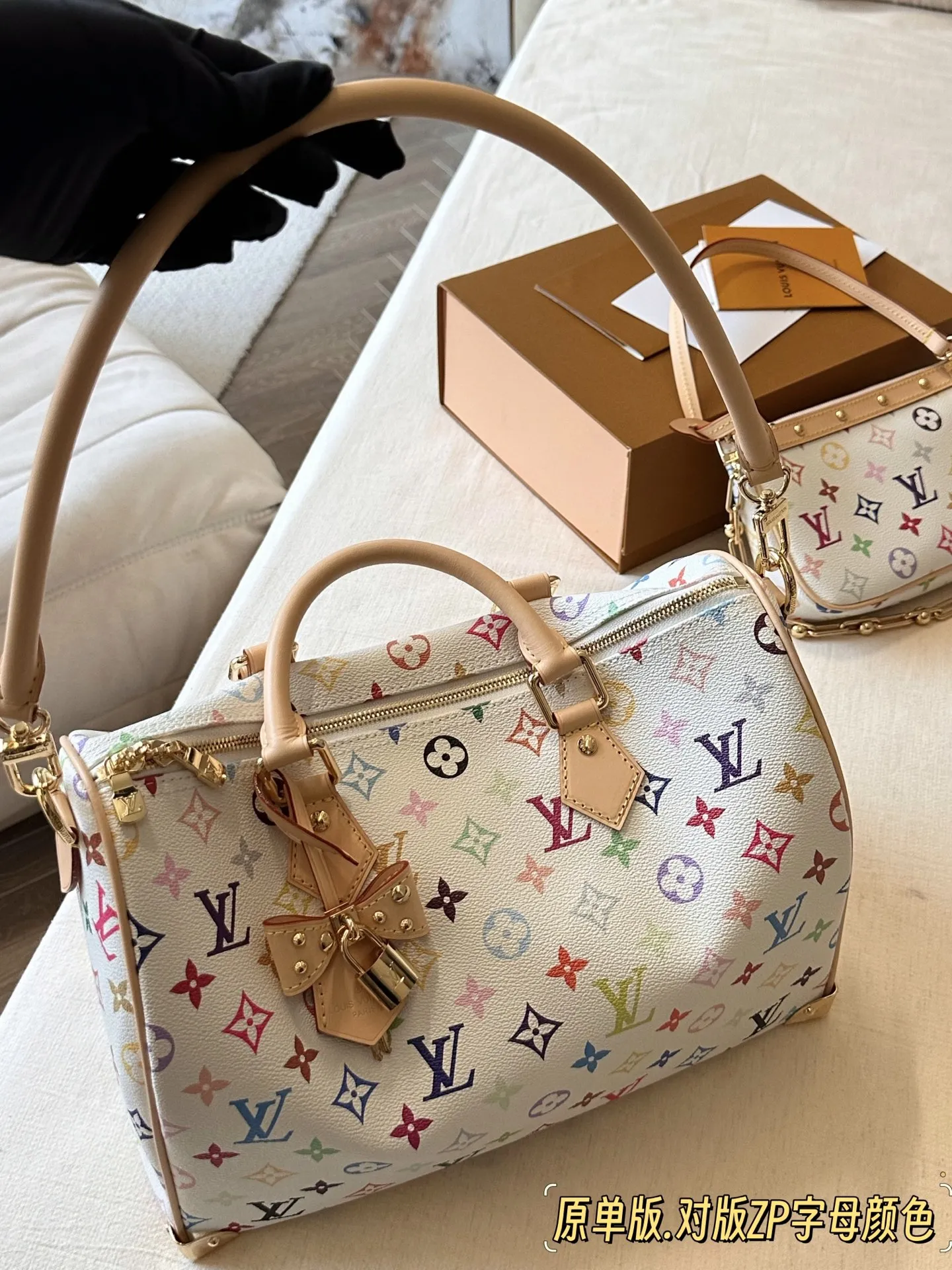 💰300 配盒 白三彩 原单版 size:30*21cm 快來看看L家 Speedy30 枕头包 尺寸30公分日常、旅行都適合! 这个尺寸太喜欢了 真好用!也太 COOL!