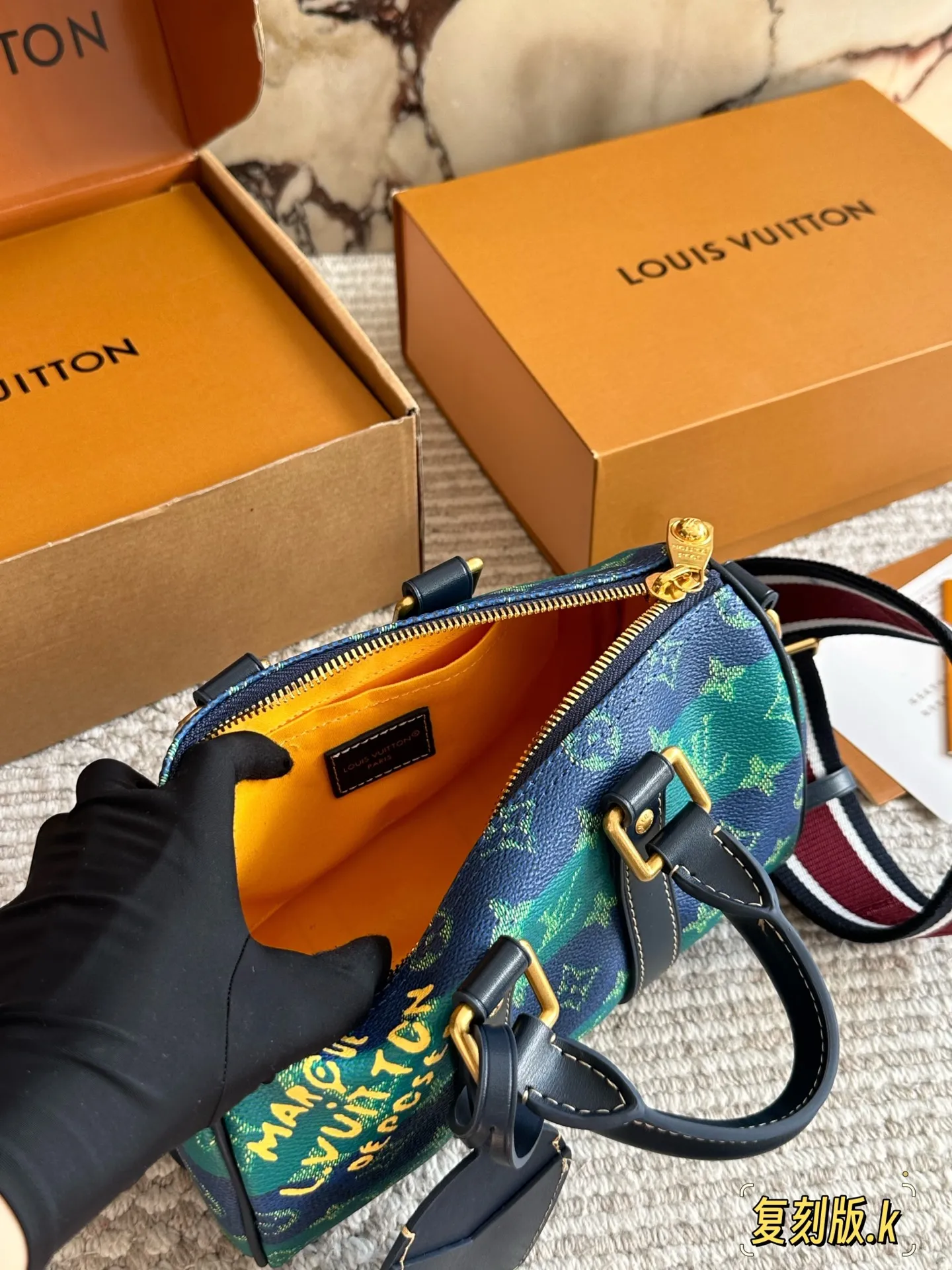 ¥230 复刻版 Lv X Nigo Keepall xs 枕头包 手袋是一款理想的都市手袋。 标志性的造型与经典的 Monogram 帆布,加之多种携带方式和奢华的天然牛皮饰边为该包平添一份时尚前卫之感。尺寸:25 14cm全套礼盒