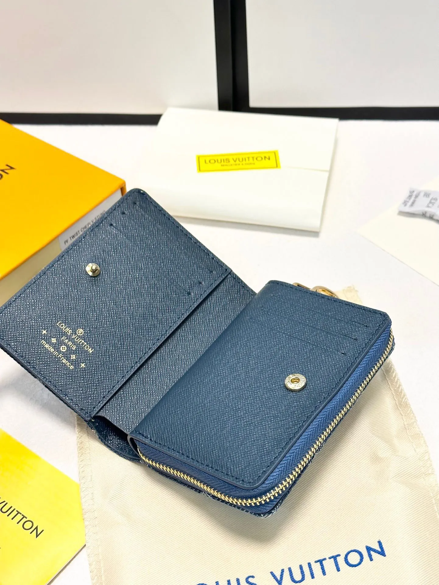 p100🎀颜色 蓝🎀尺寸 11.5x8.5x2.2🎀Portefeuille Roux”采用有机棉制成,并采用交织字母图案的交织字母牛仔布制成。它具有金色 LV 圆形拉手和配套拉链。虽然它是一个小钱包,但它有六个卡位、一个钞票隔层和侧面一个拉链零钱袋