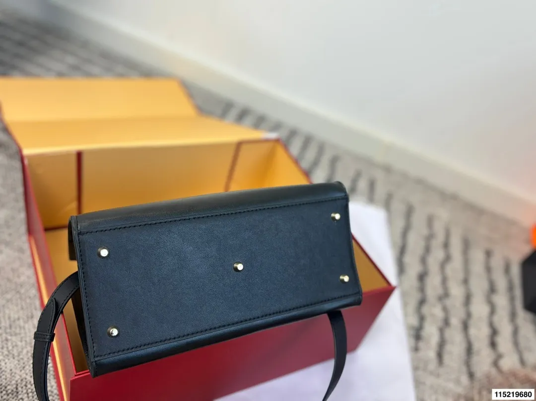 P180配折叠盒⚠️尺寸29.25 Furla Genesi托特包 选用优质牛皮，表面光滑有型，立体剪裁让包内空问更宽敞。金色半圆扭扣＋压印Logo，细节满分！尺寸适中，通勤休闲都OK，手提斜挎随心切换。黑色百搭，四季都能用，简约大气，实用又有质感，是职场女生的理想选择